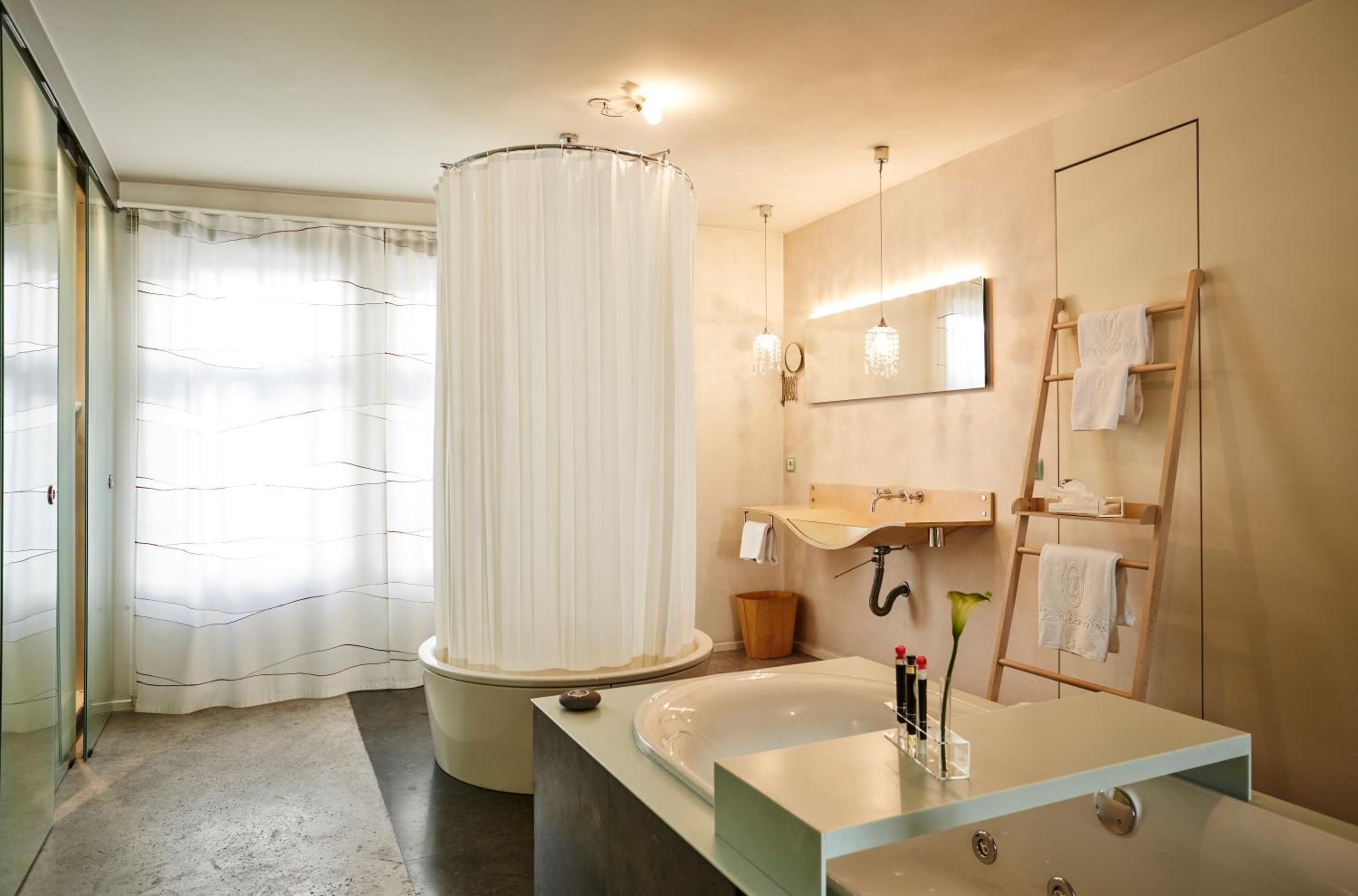 Deluxe Double Room with Bath - Photo 3