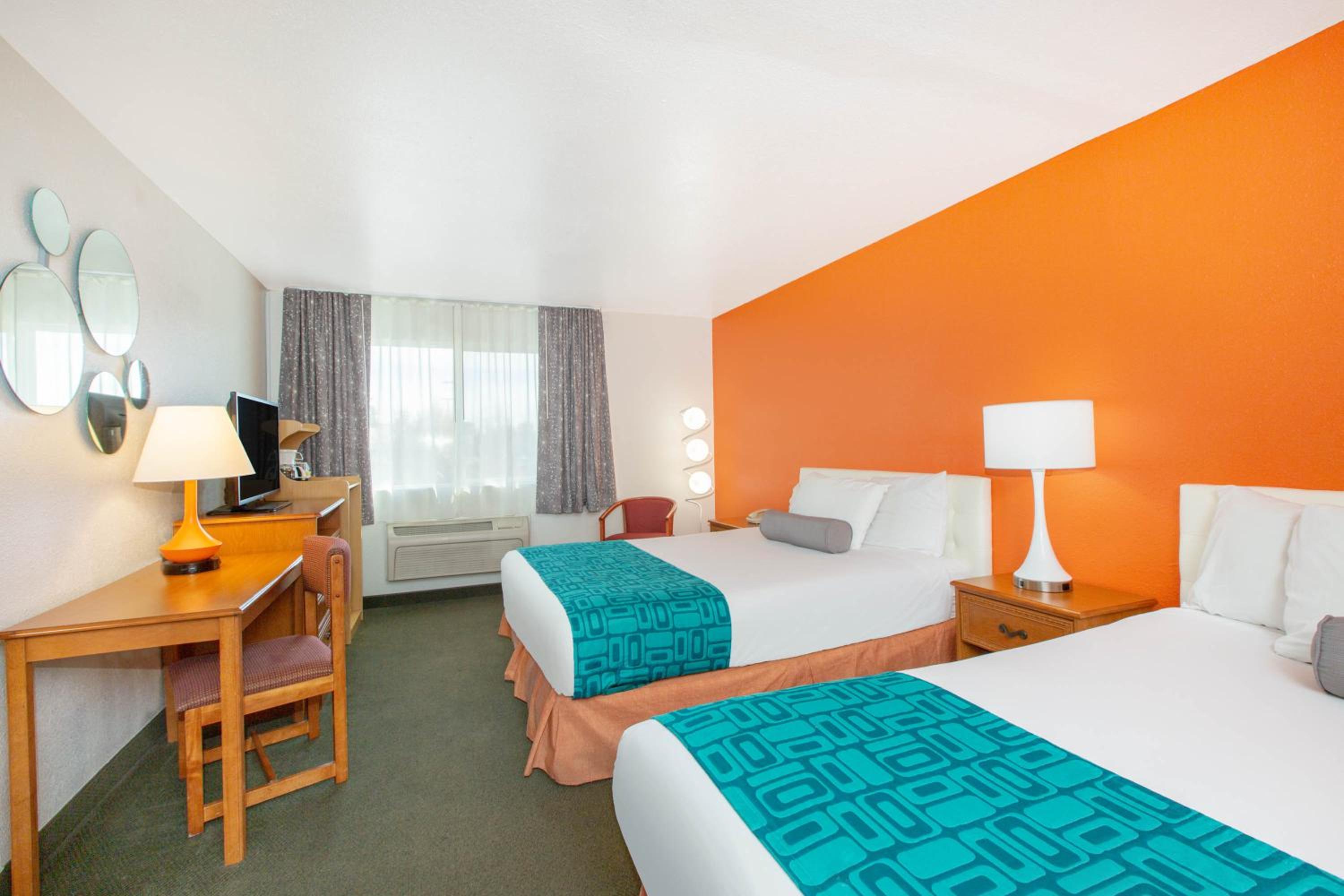 Deluxe Queen Room with Two Queen Beds - Non-Smoking - Photo 4