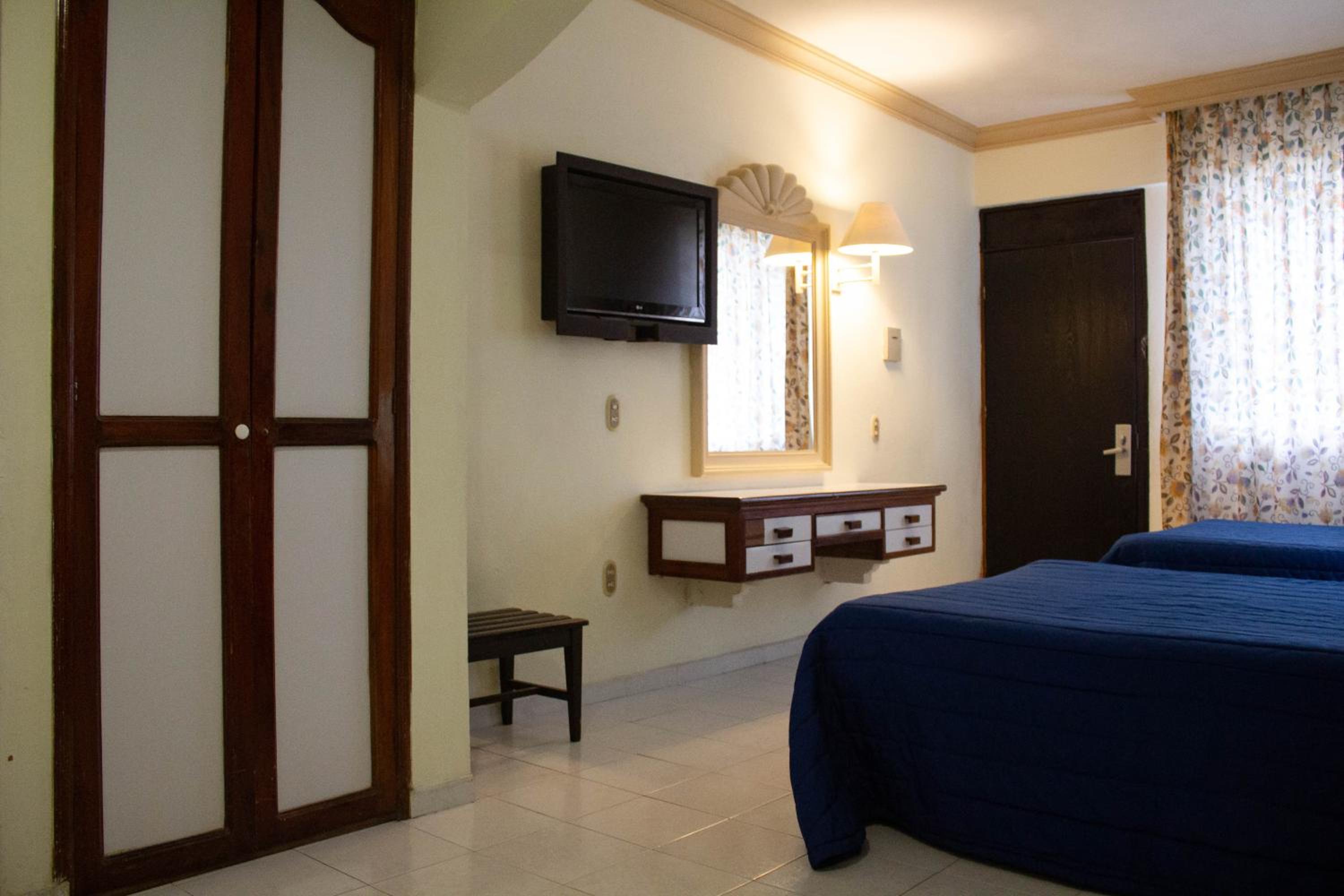 Double Room with Two Double Beds - Photo 2