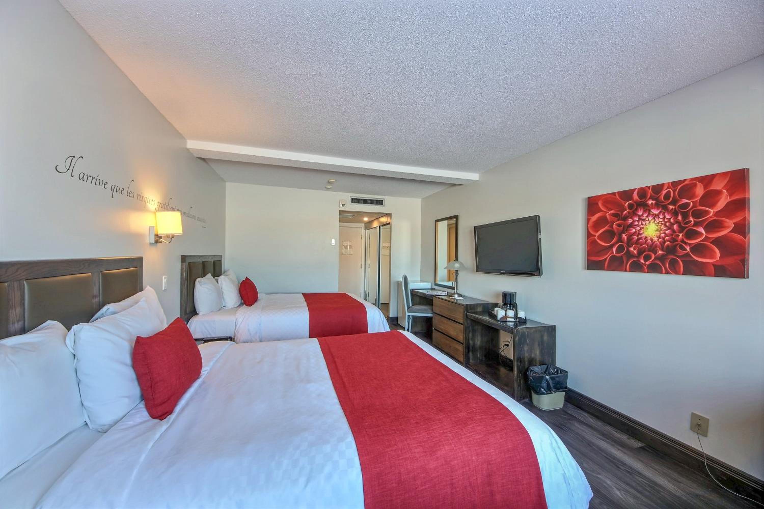 Queen Room with 2 Queen Beds (3 Adults)  photo 2