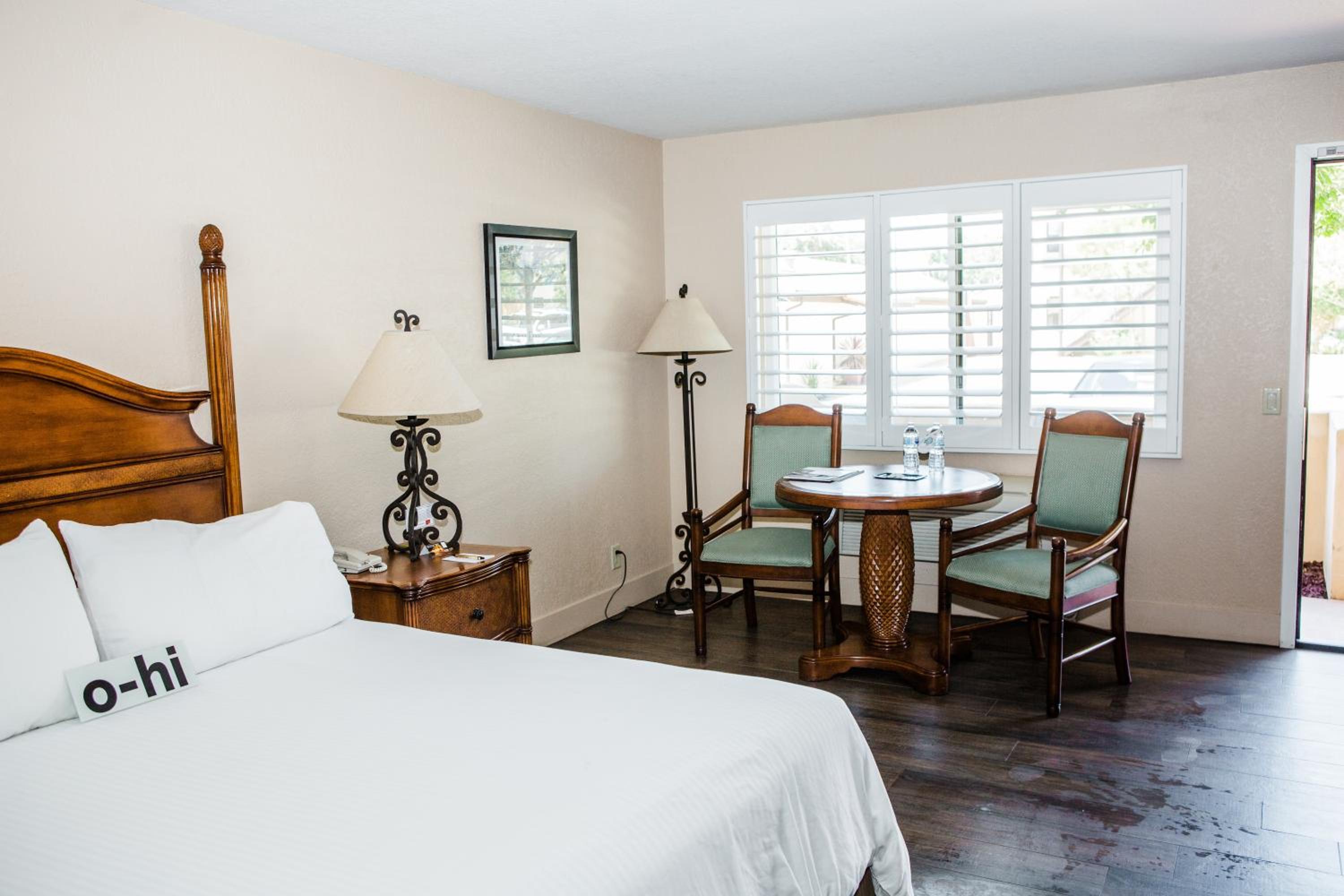 Standard Room with One Queen Bed and Patio - Photo 17