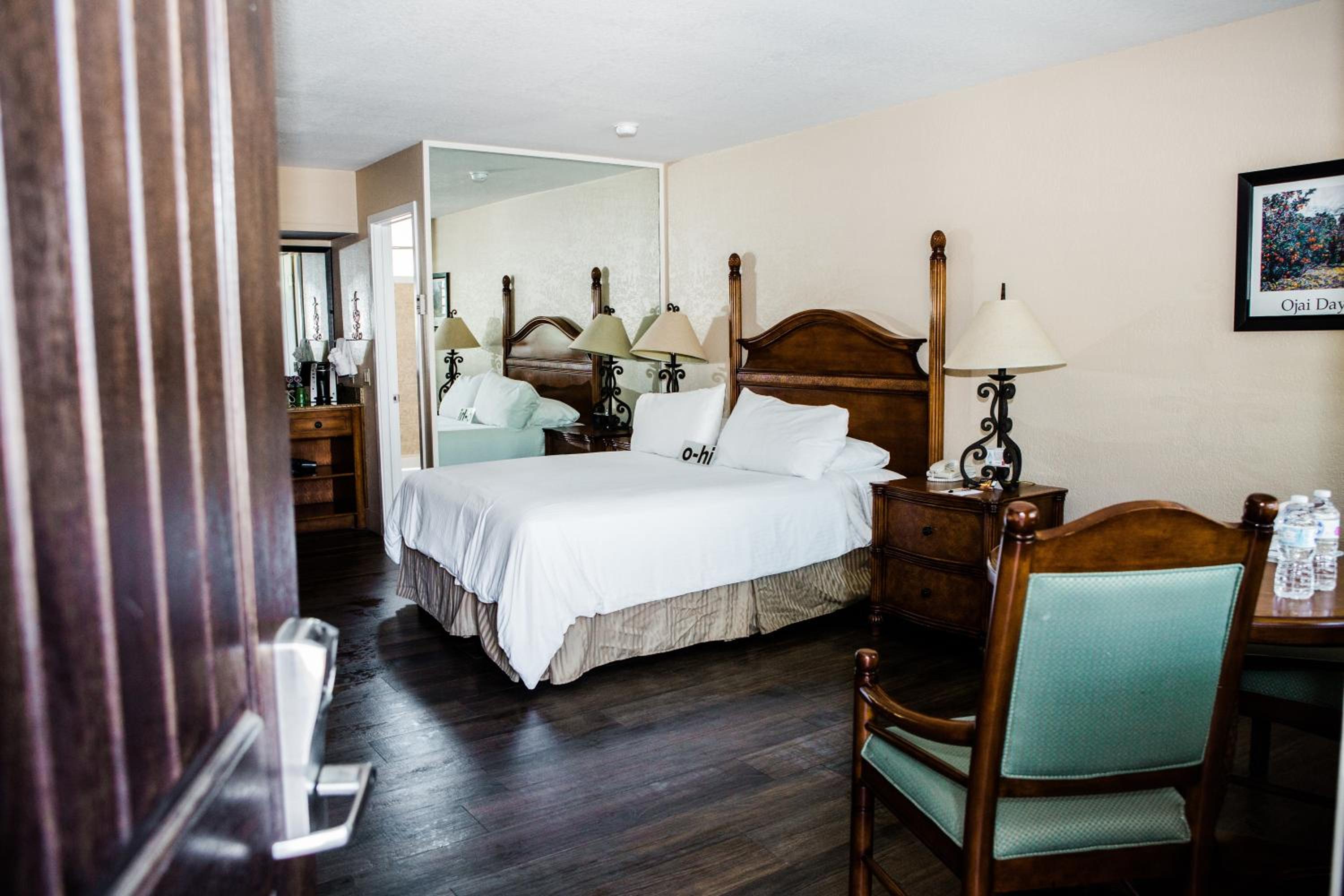 Standard Room with One Queen Bed and Patio - Photo 6