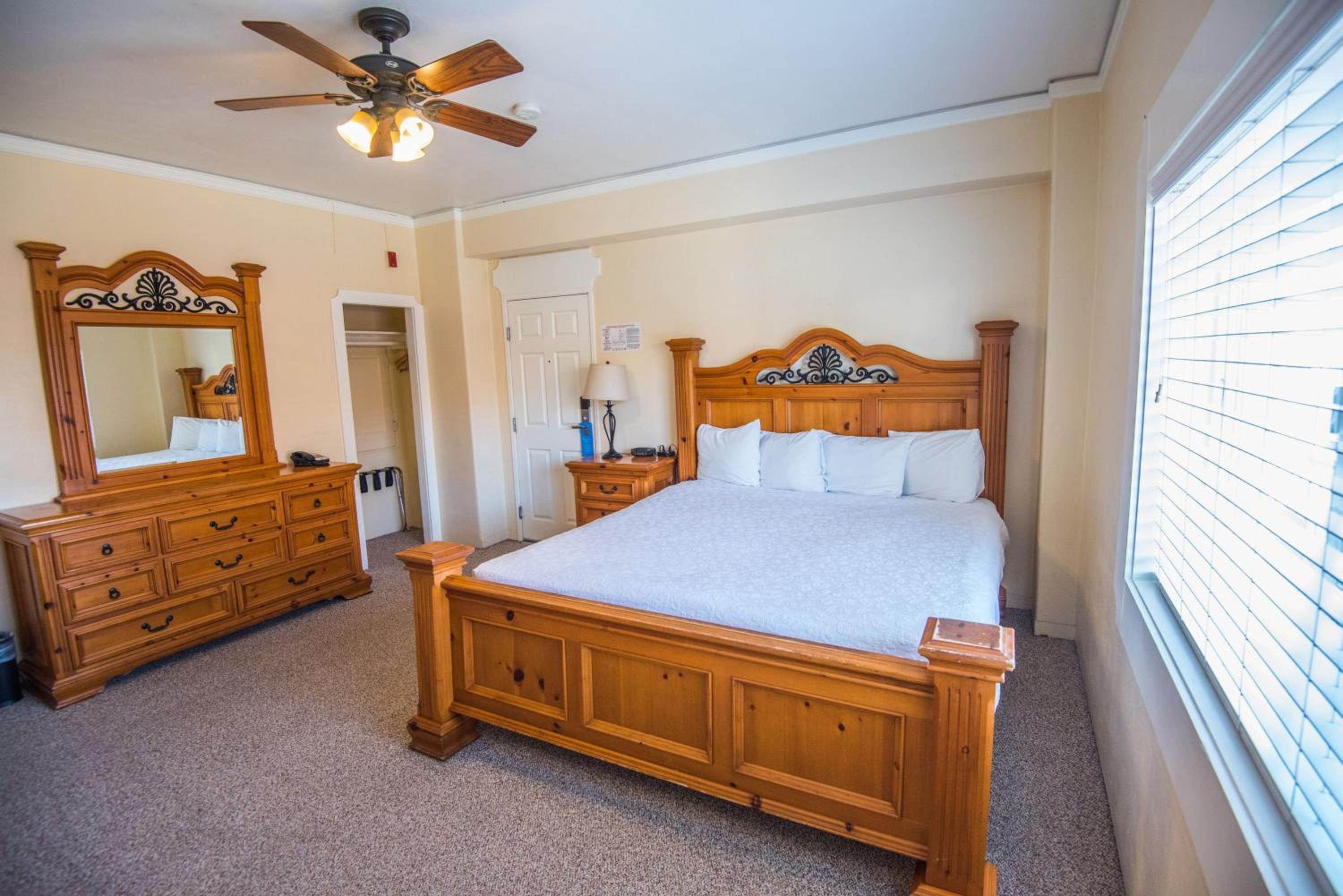 Deluxe King Room photo 3