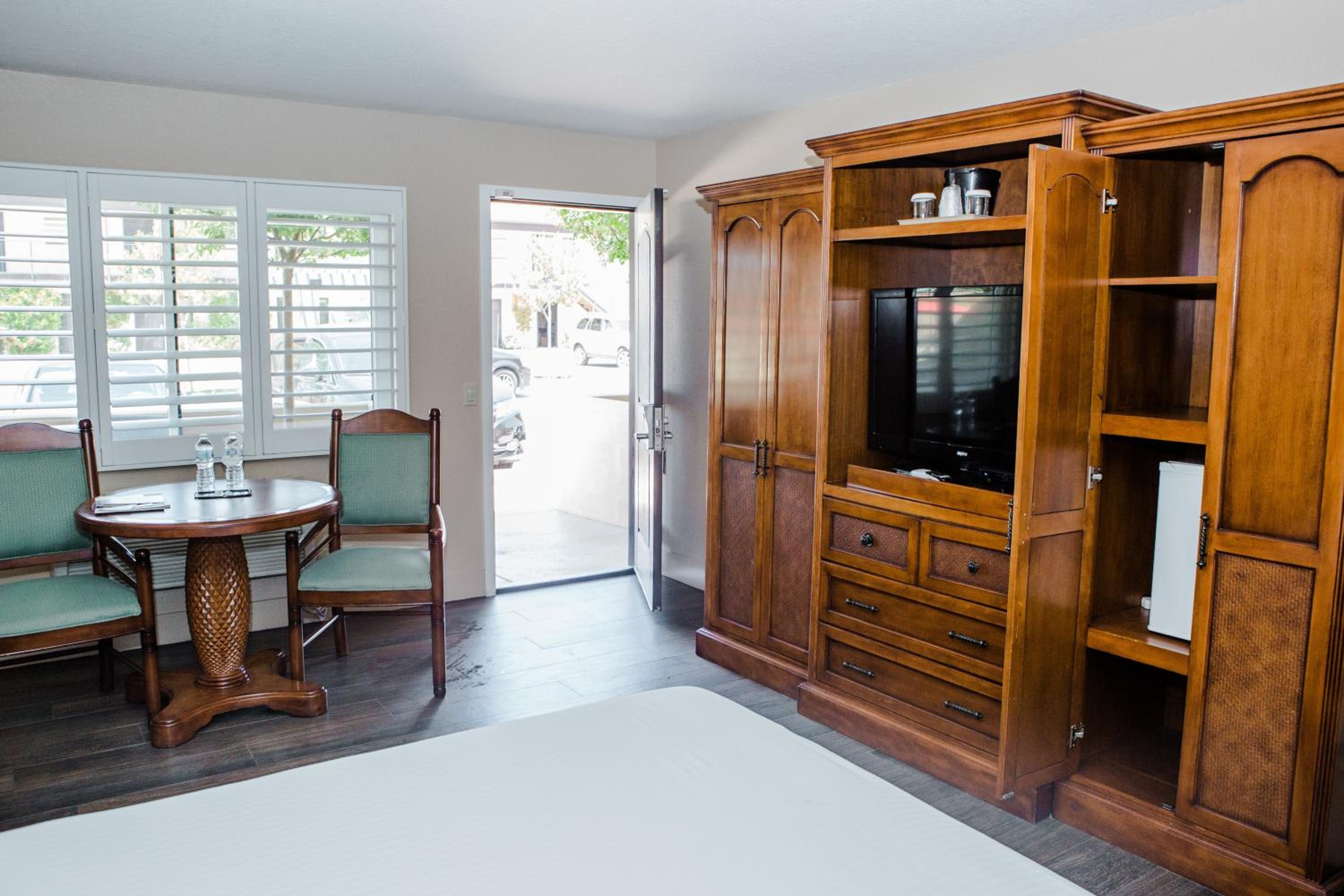 Standard Room with One Queen Bed and Patio - Photo 7