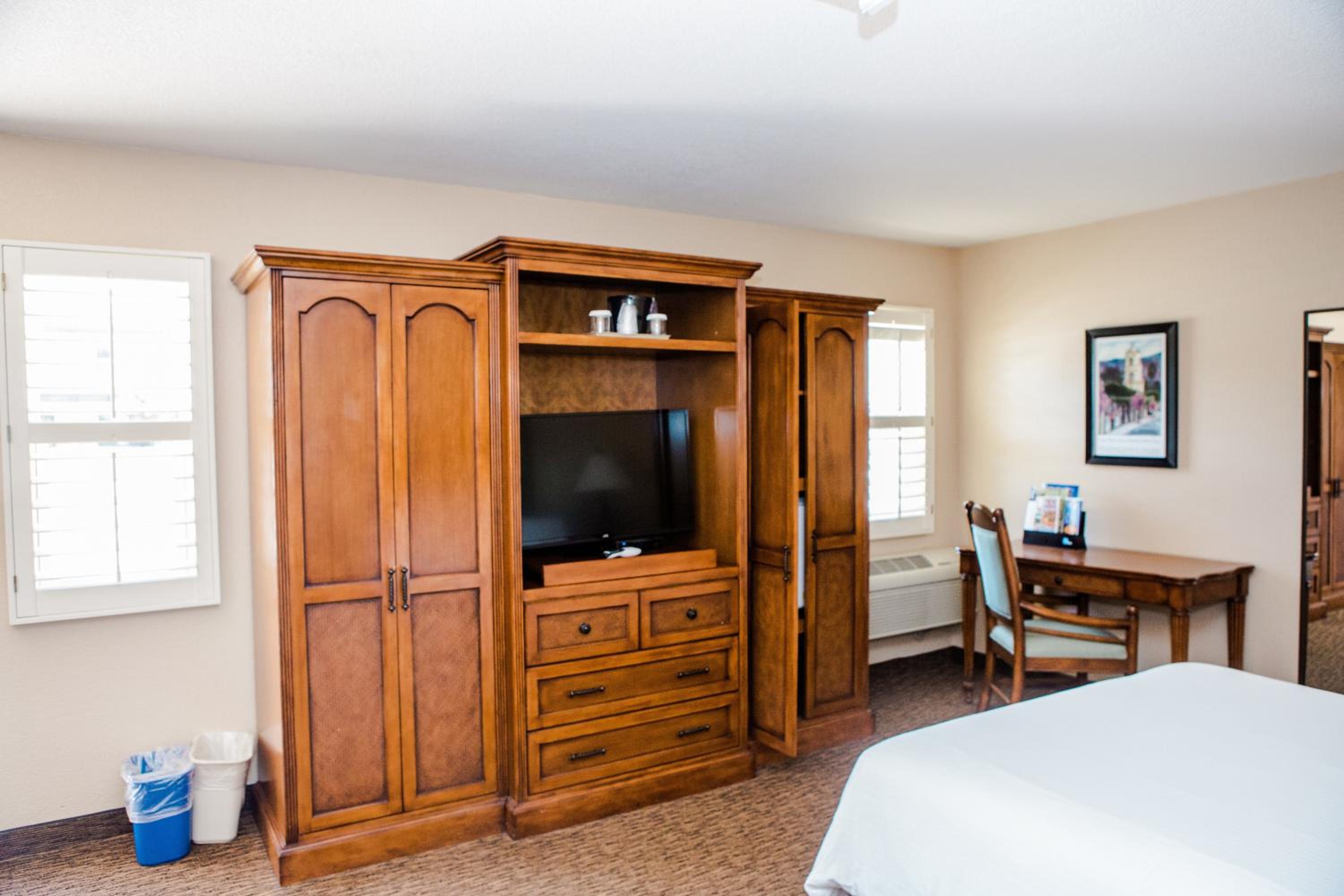 Standard Room with Two Queen Beds - Photo 12
