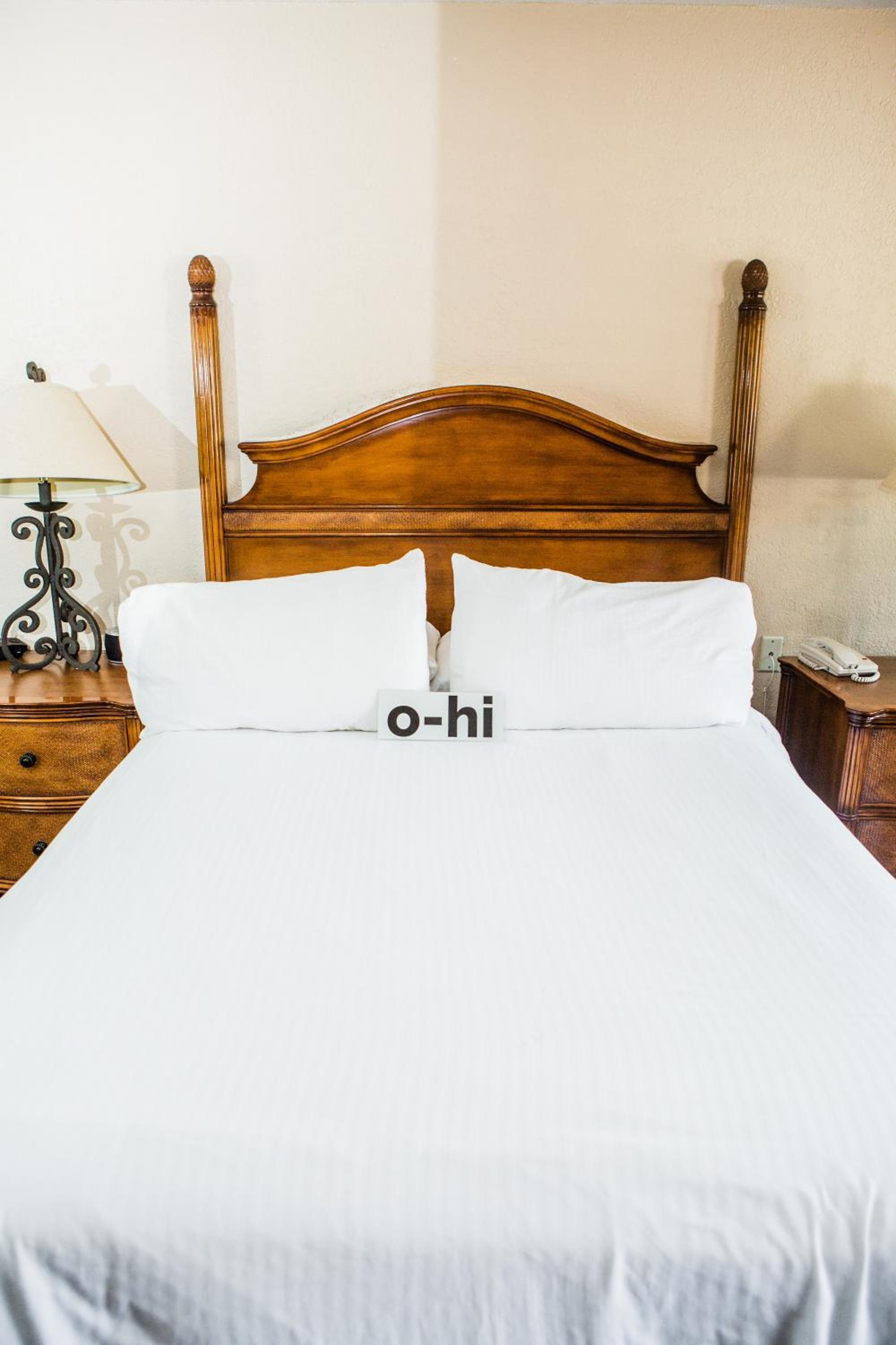 Standard Room with Two Queen Beds - Photo 11