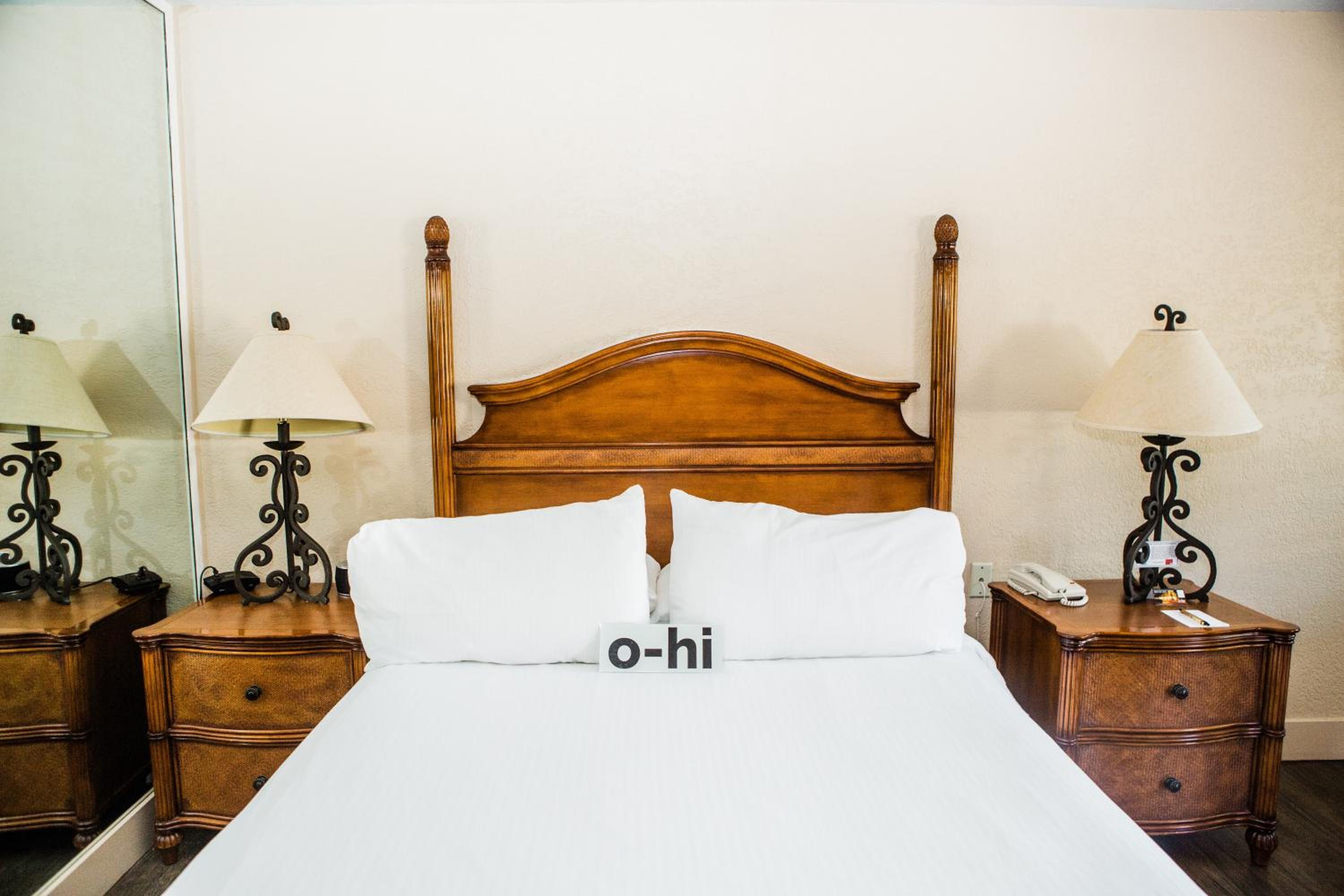 Standard Room with Two Queen Beds - Photo 13