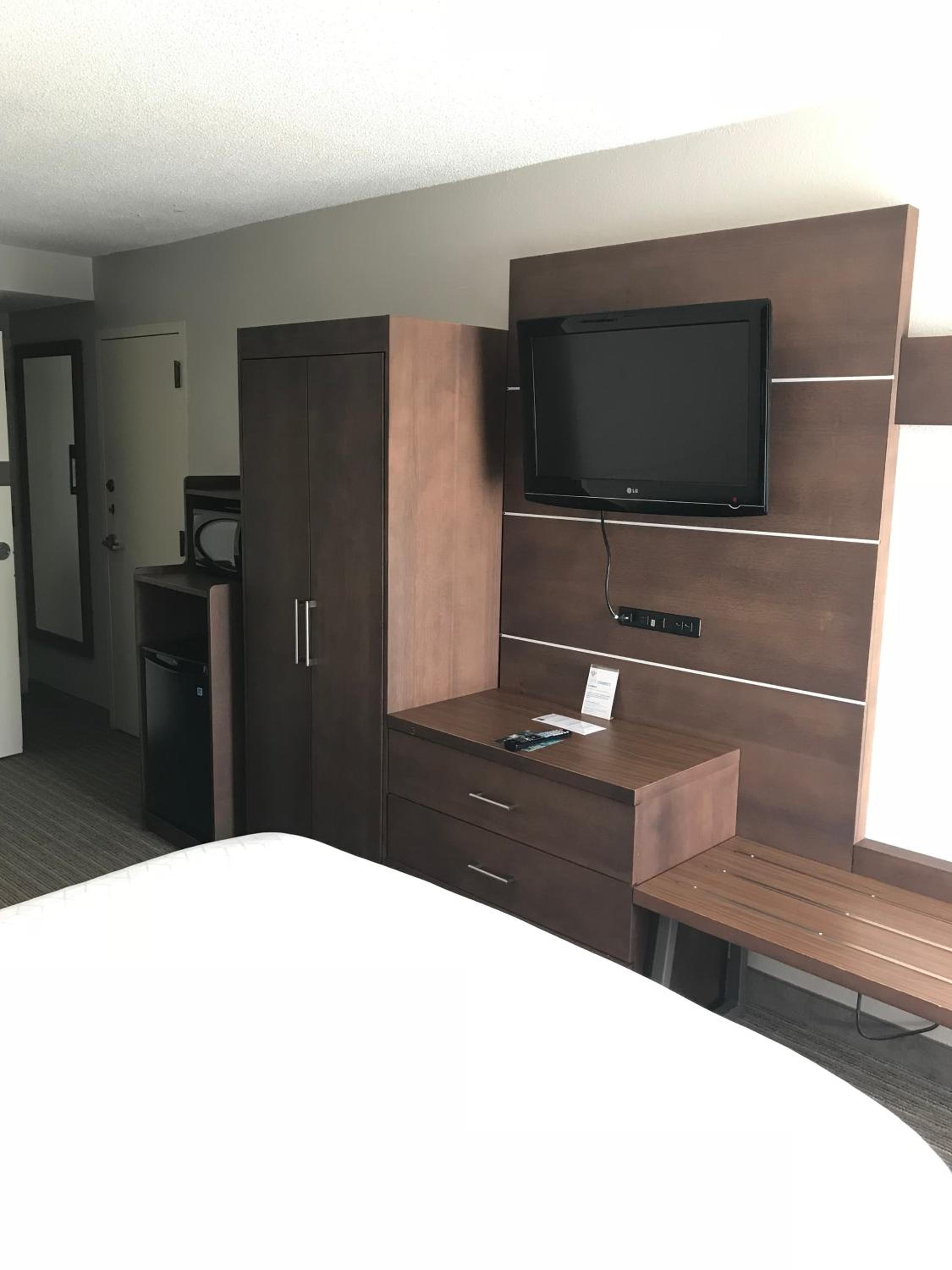 Queen Room - Disability Access - Photo 2