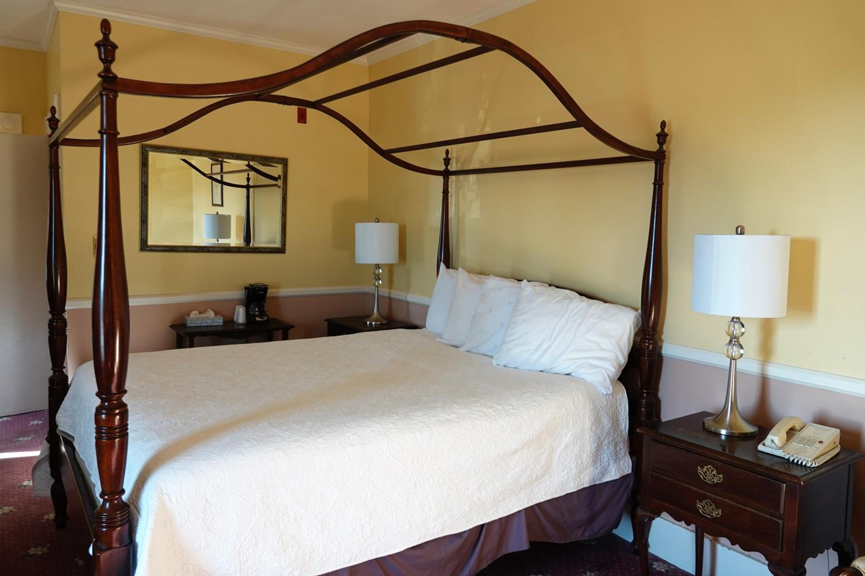 Queen Room photo 2