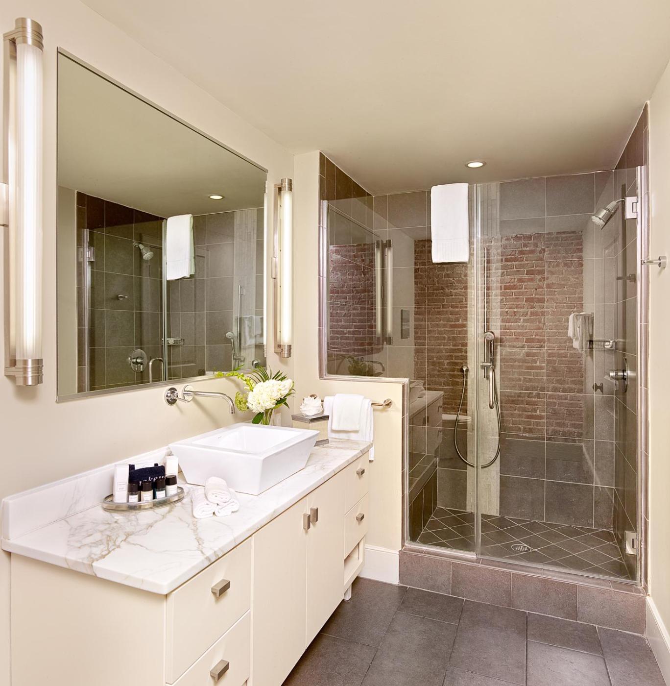 Luxury One-Bedroom Suite photo 3