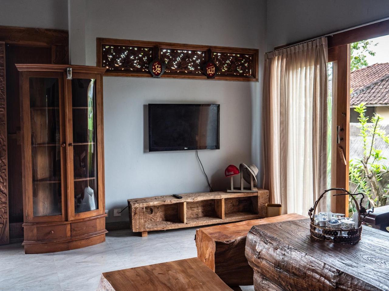 Villa - Photo 1