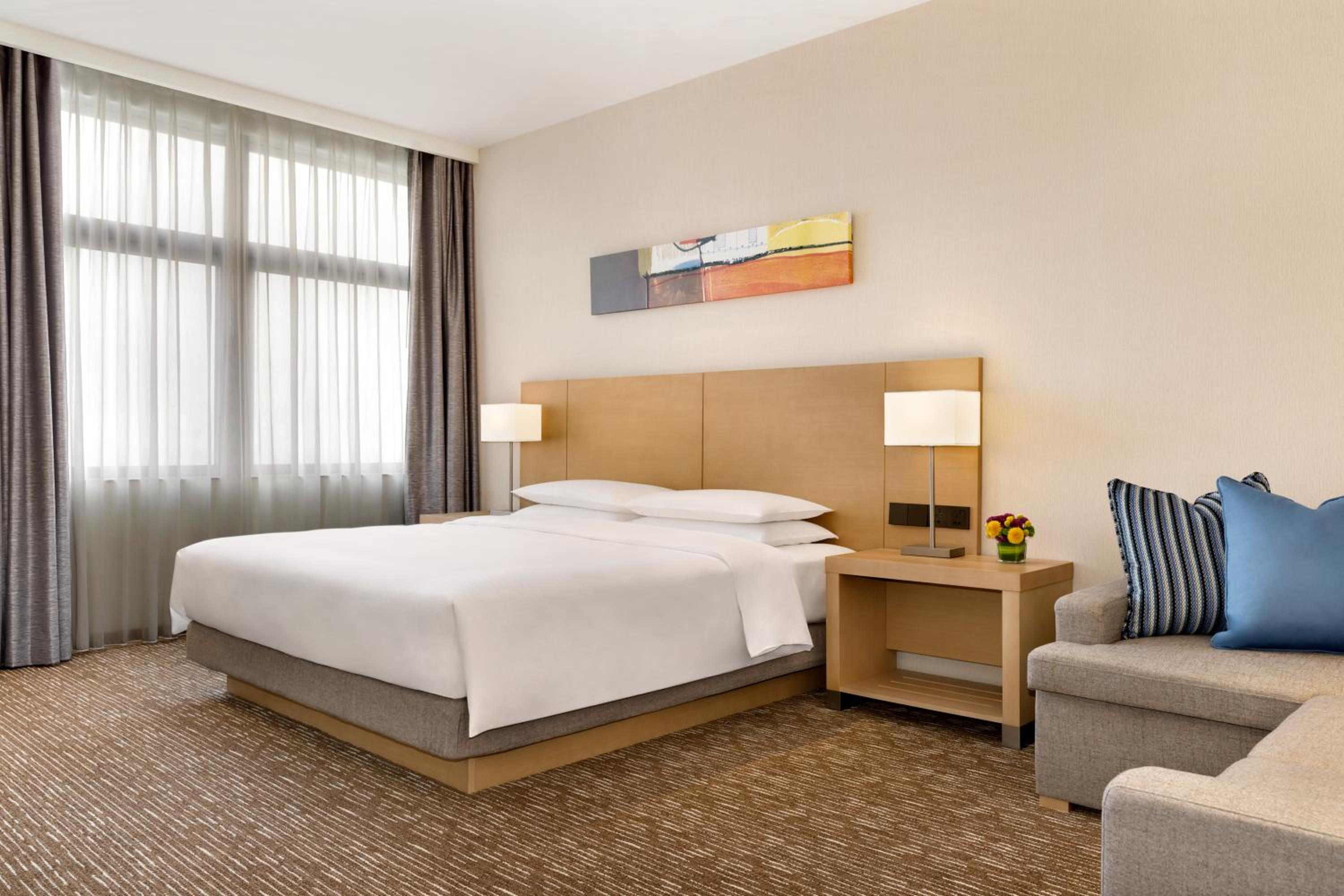 King Room with Sofa Bed - Photo 4