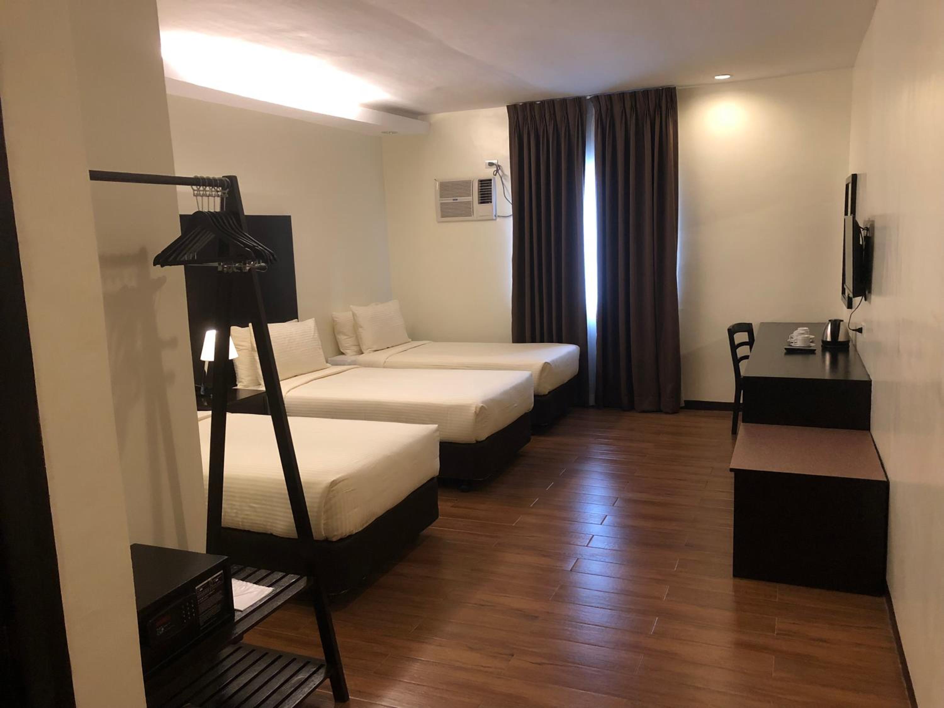 Deluxe Family Suite - Photo 2