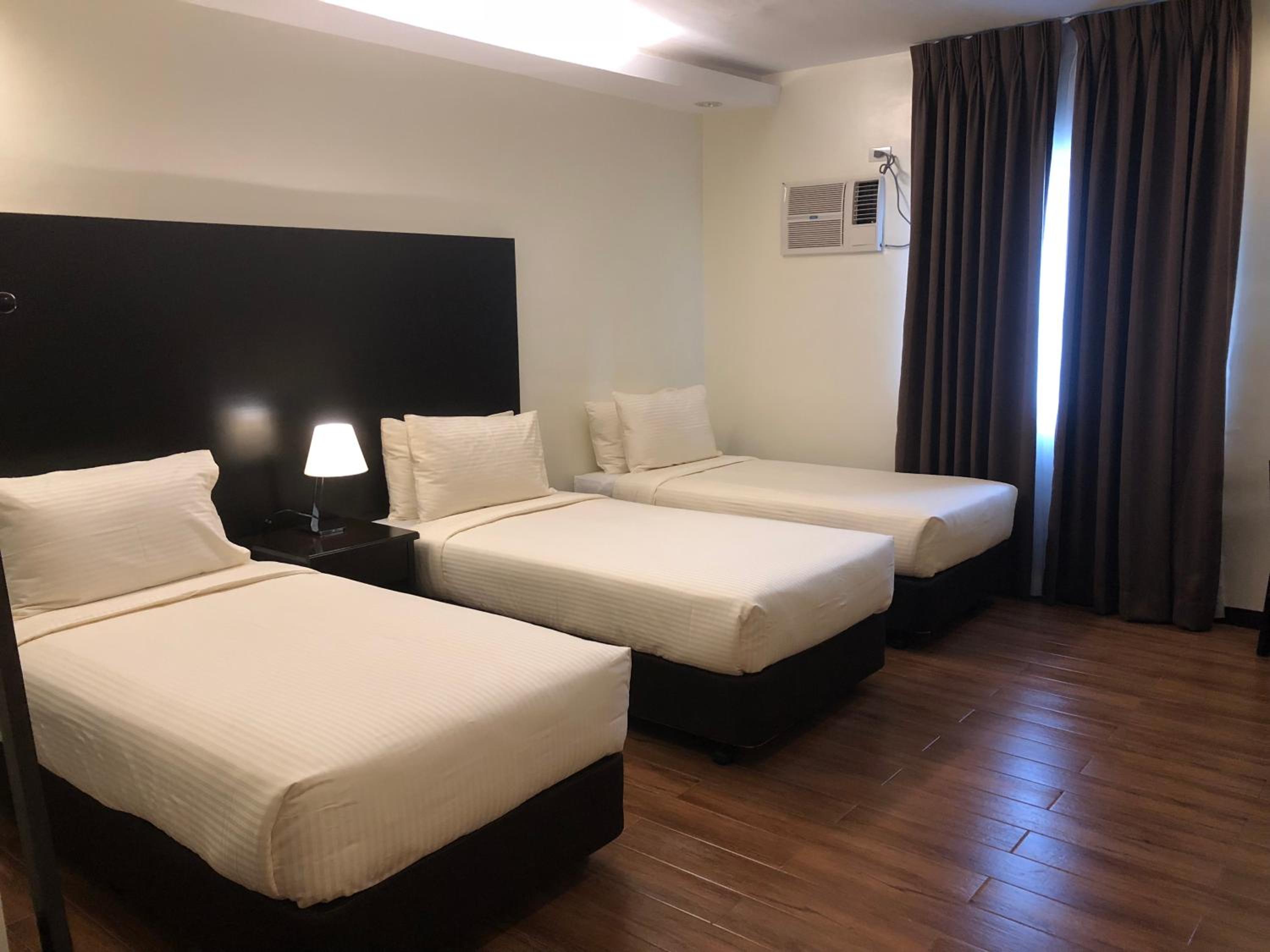 Deluxe Family Suite - Photo 3