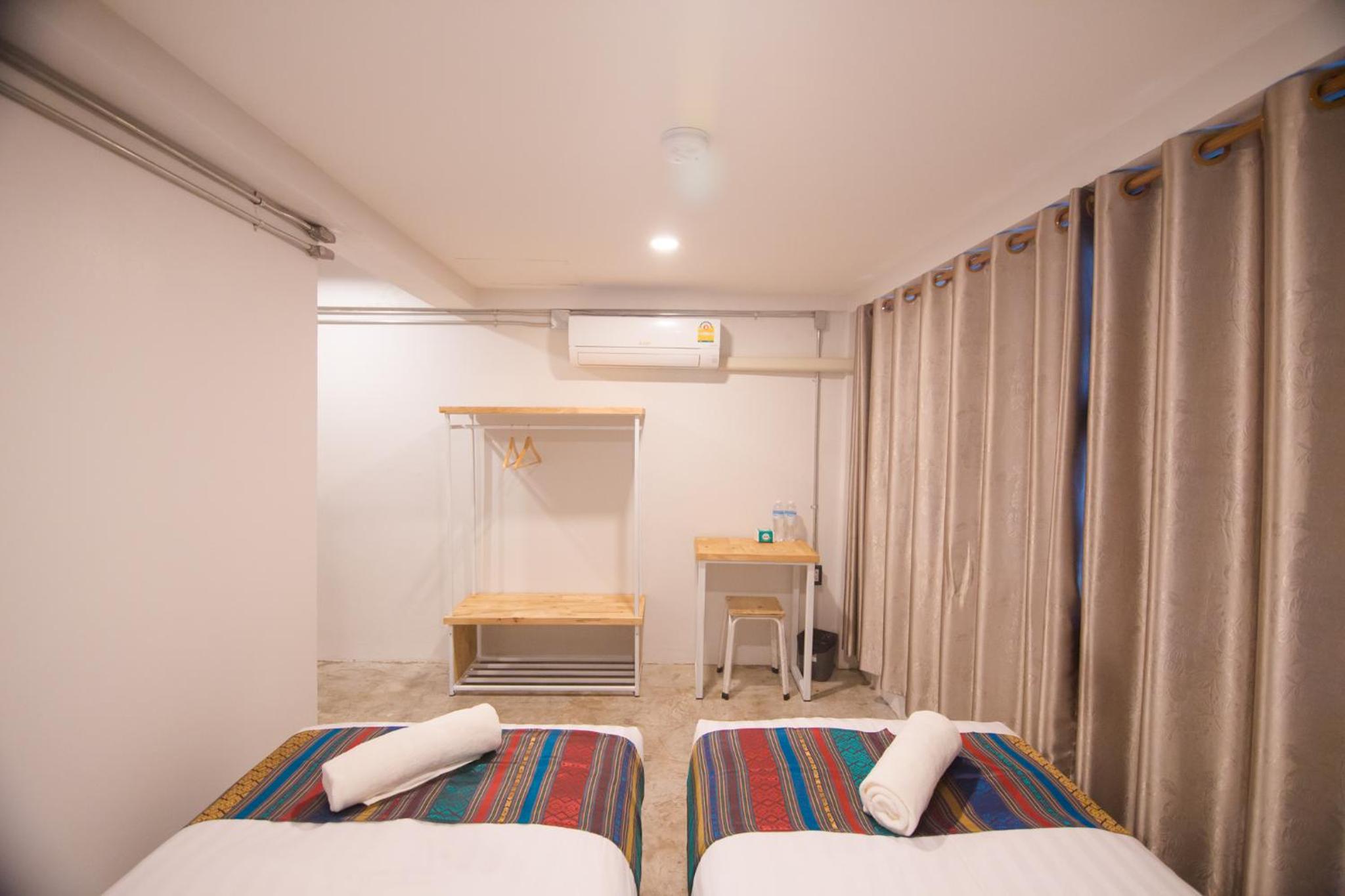 Twin Room with Private Bathroom - Photo 5