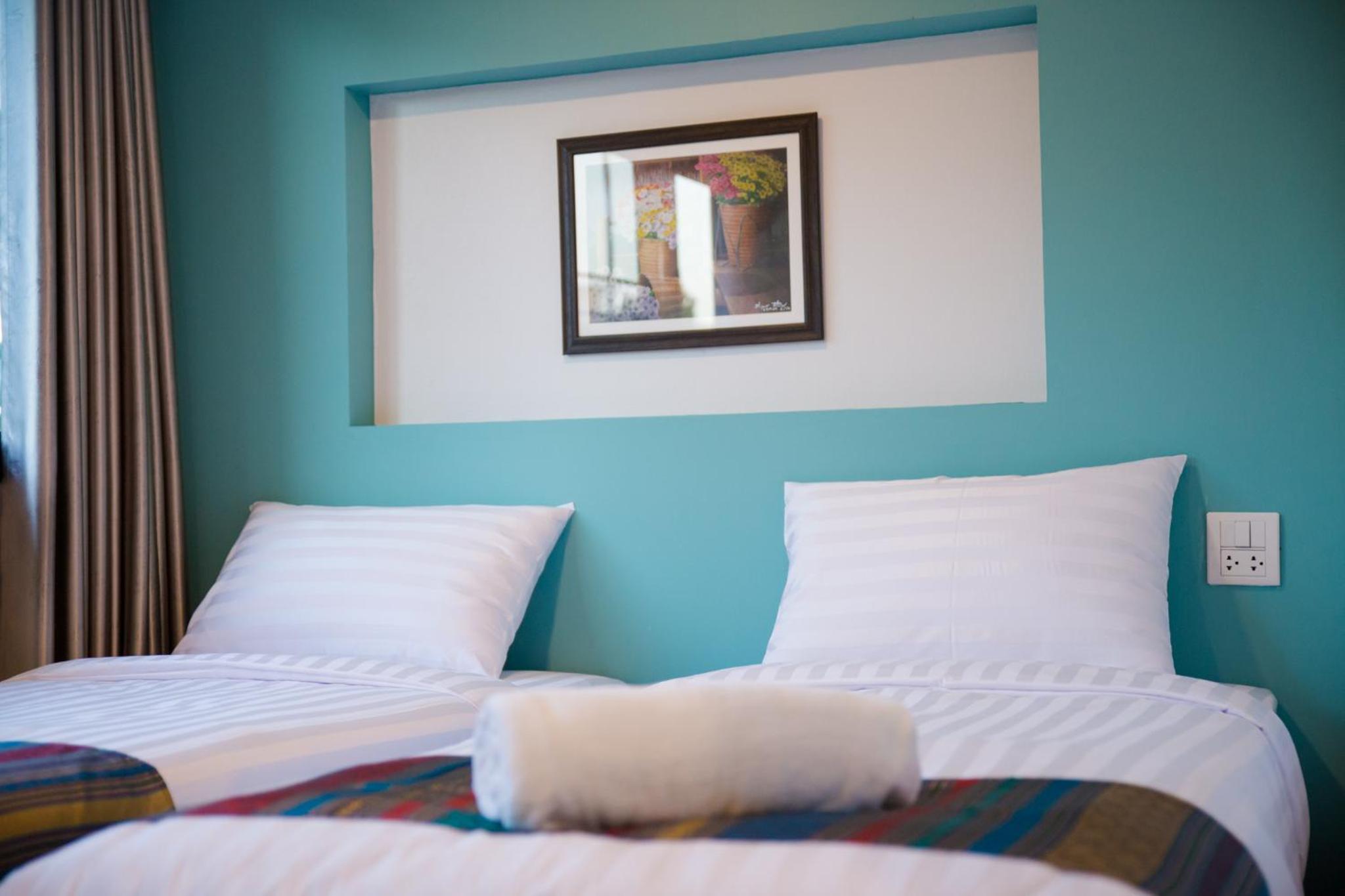 Twin Room with Private Bathroom - Photo 6