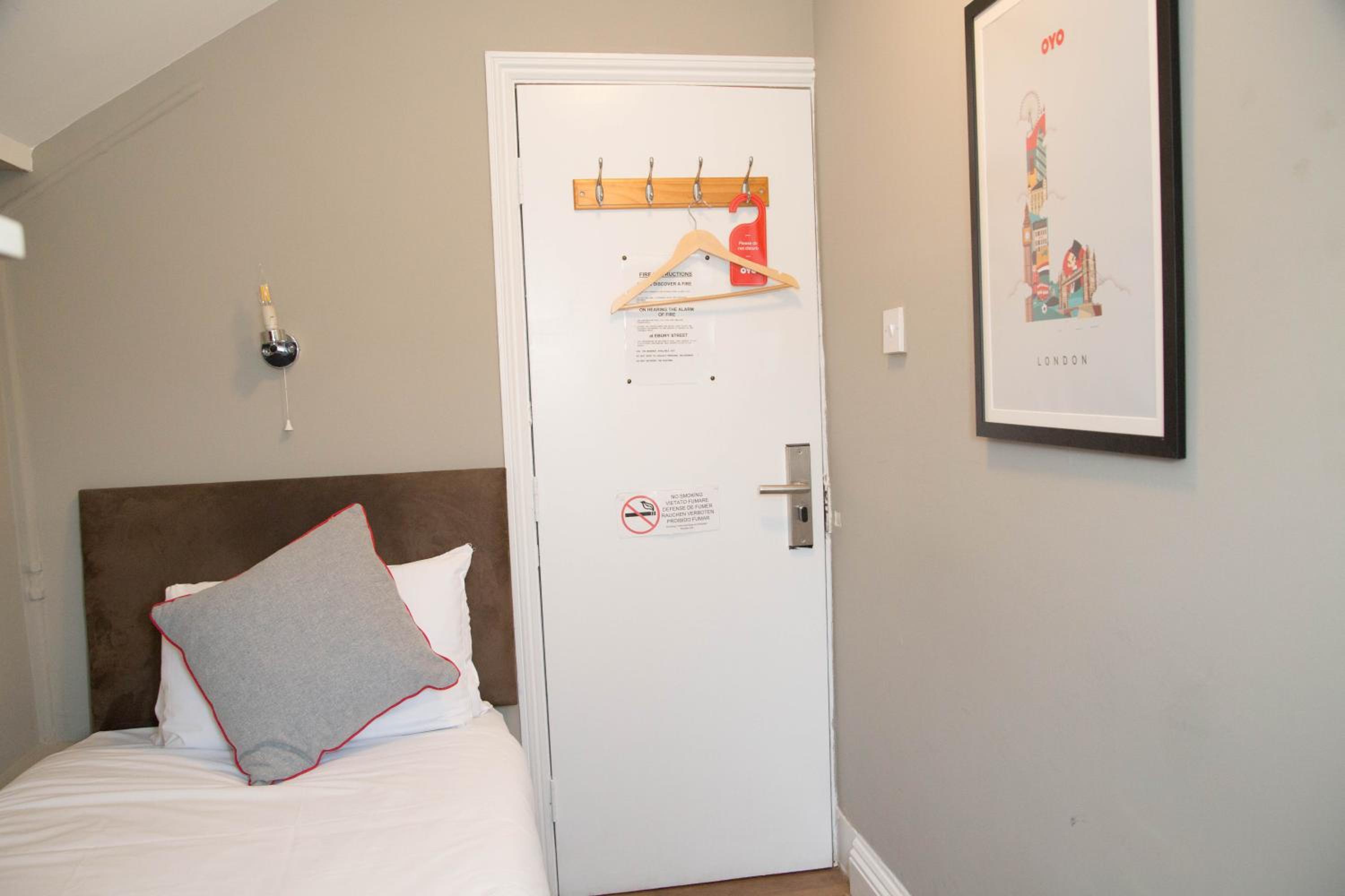Standard Single Room With Shared Bathroom photo 3