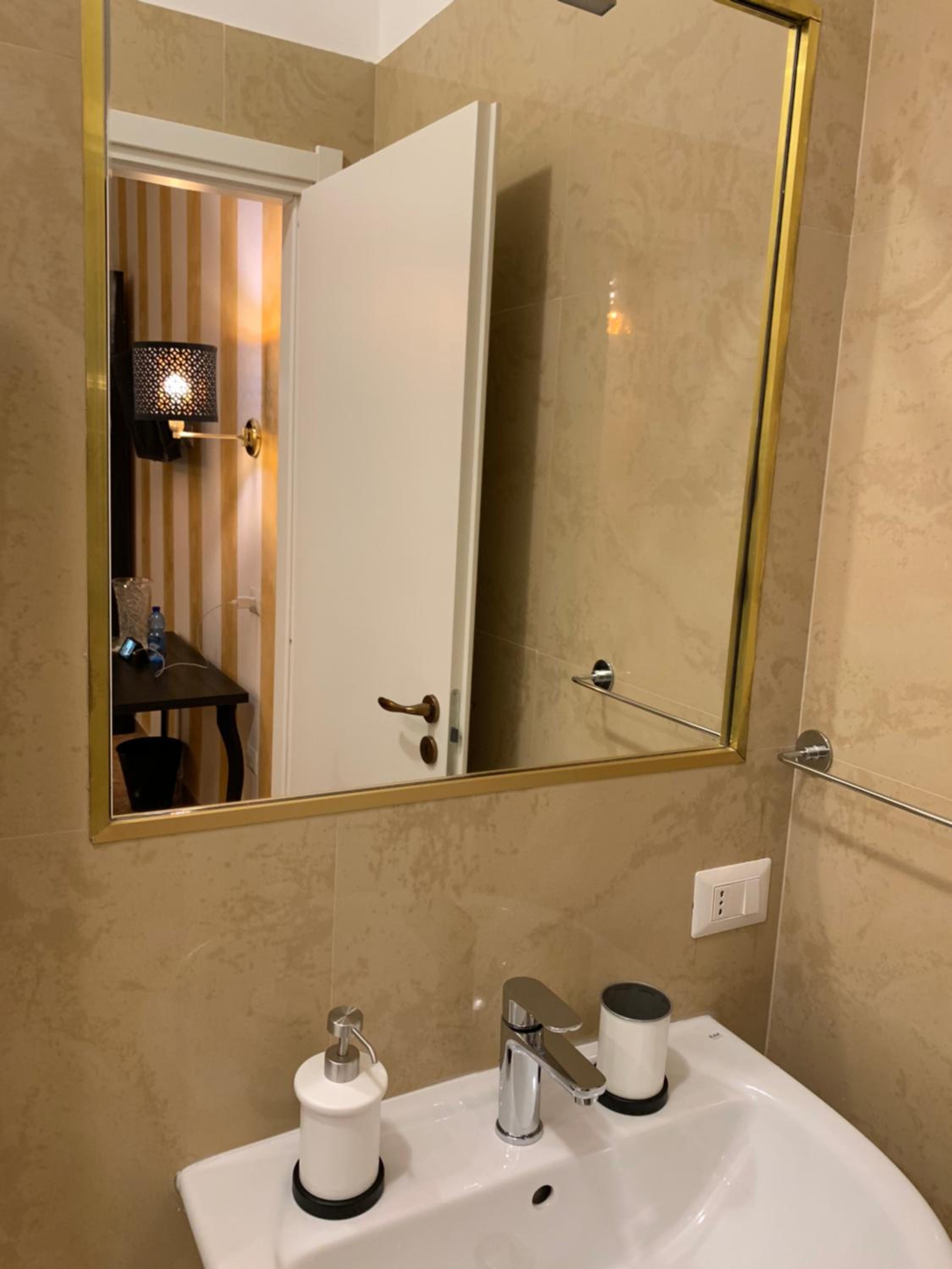 Triple Room with Private Bathroom - Photo 10
