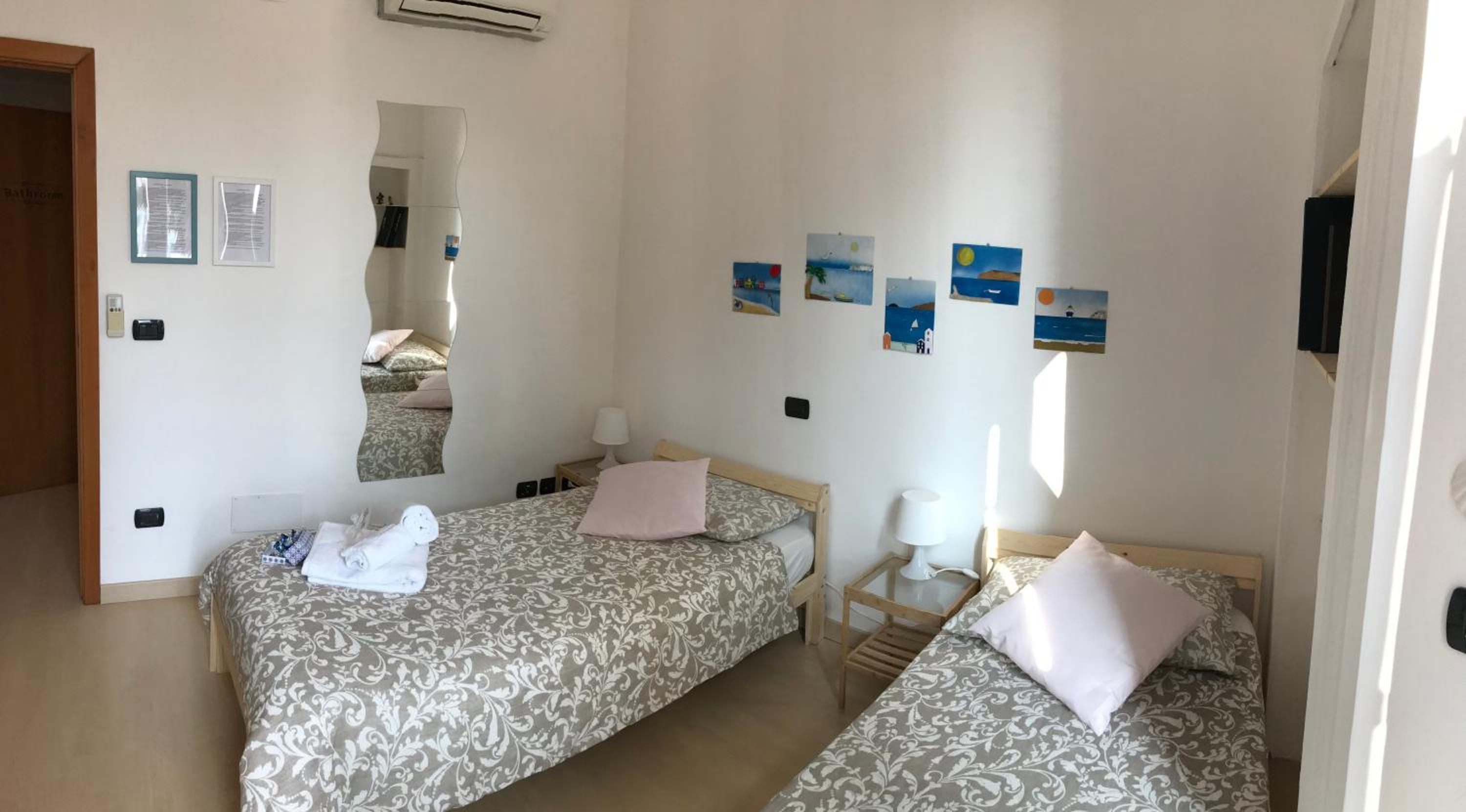 Twin Room with Private Bathroom photo 1