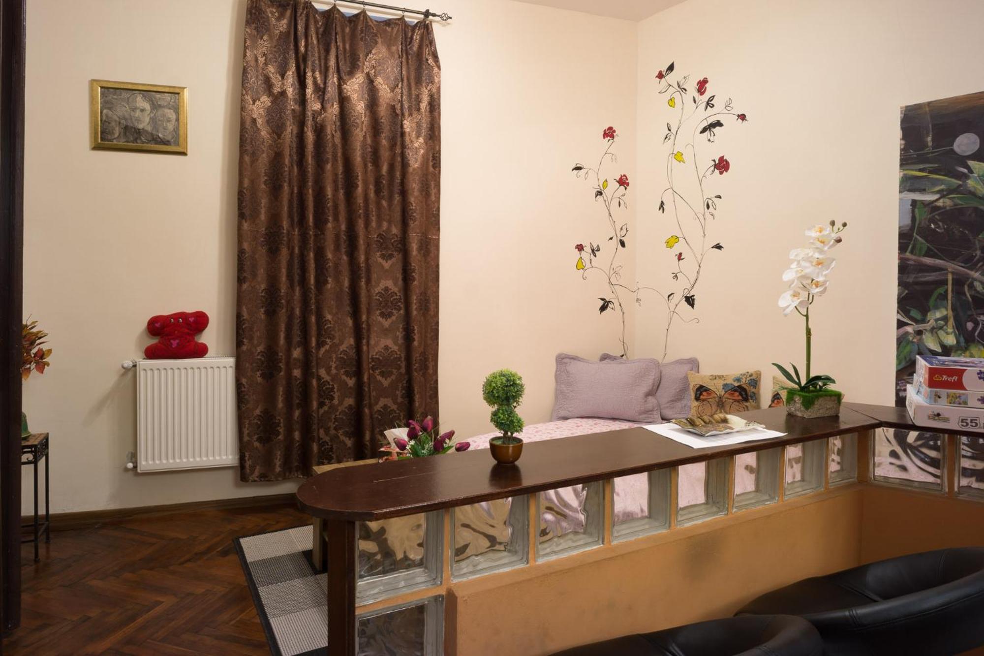 Two-Bedroom Apartment with Garden View and Private Kitchen/Bathroom - Photo 1