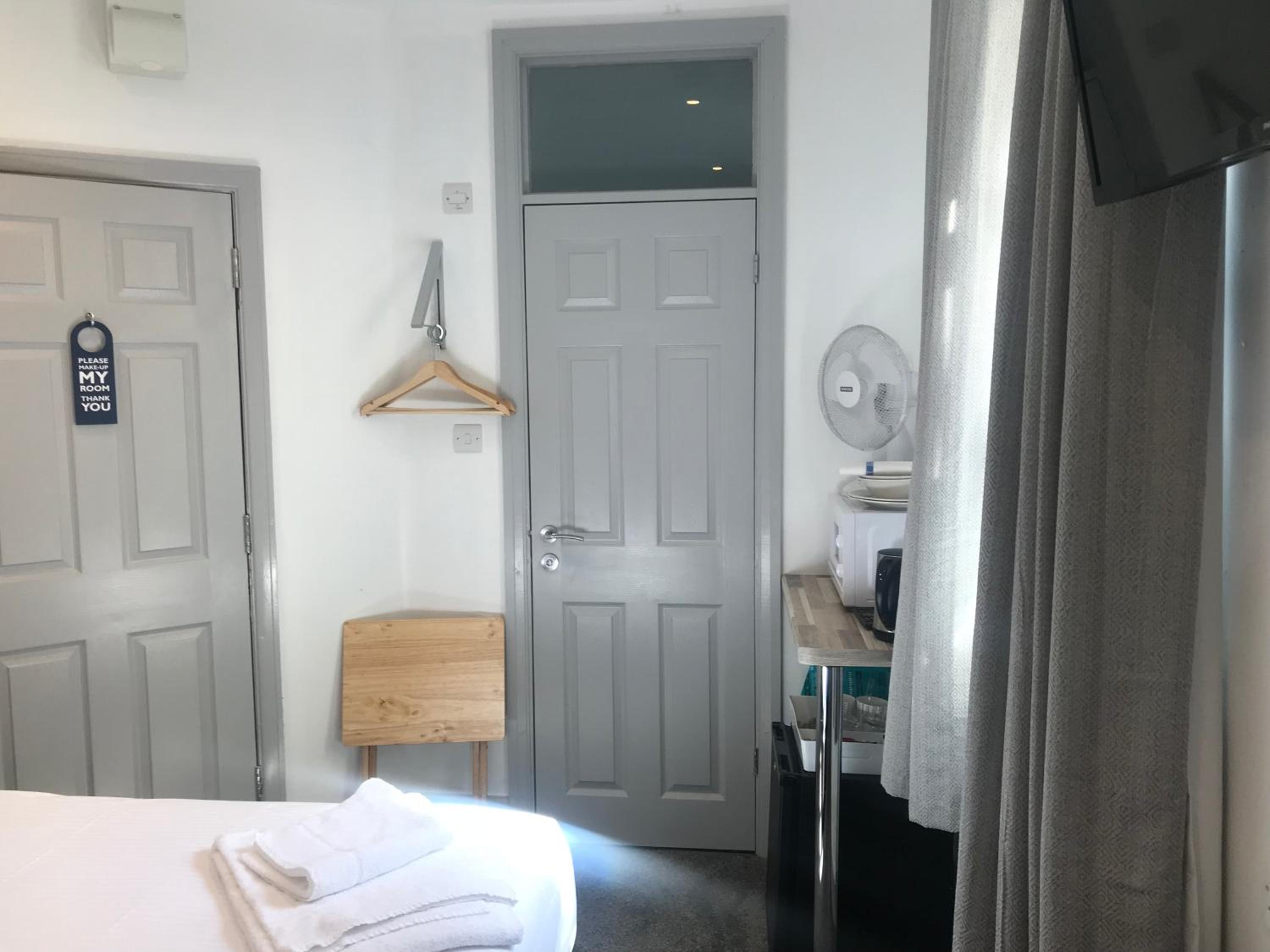 Twin Room with Private Bathroom - Photo 2
