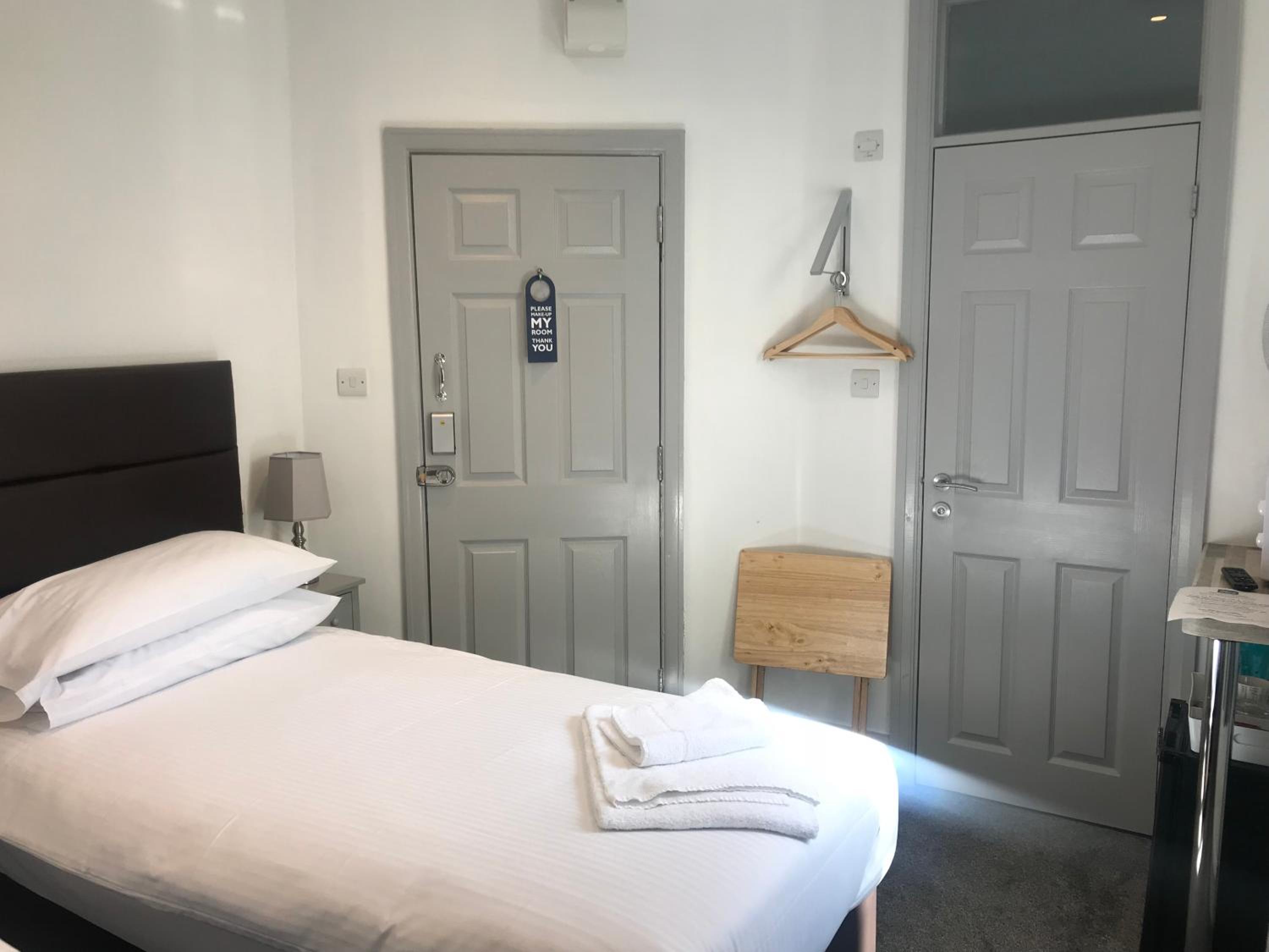 Twin Room with Private Bathroom - Photo 3