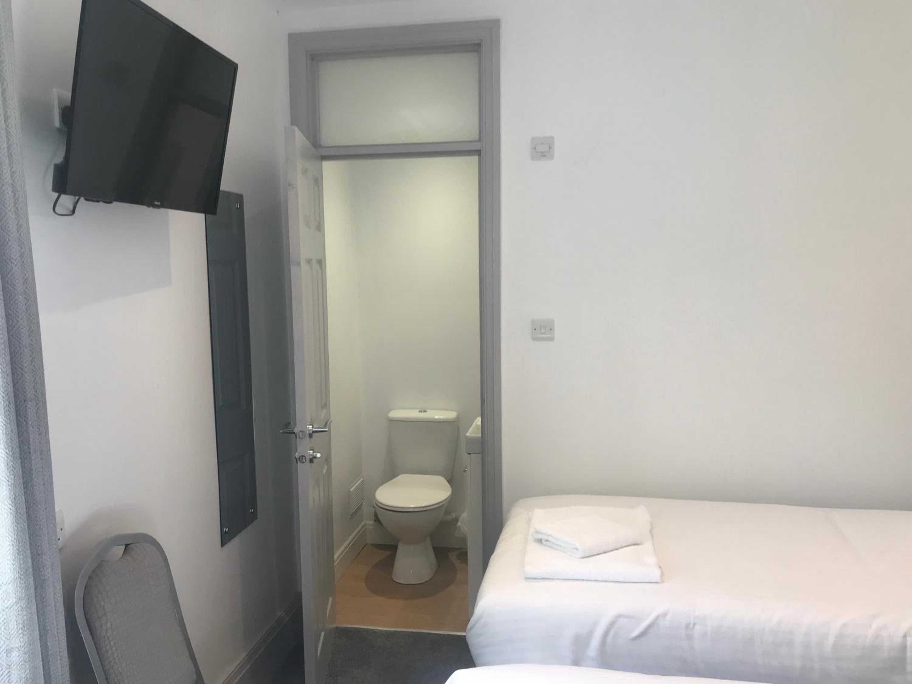 Twin Room with Private Bathroom - Photo 4