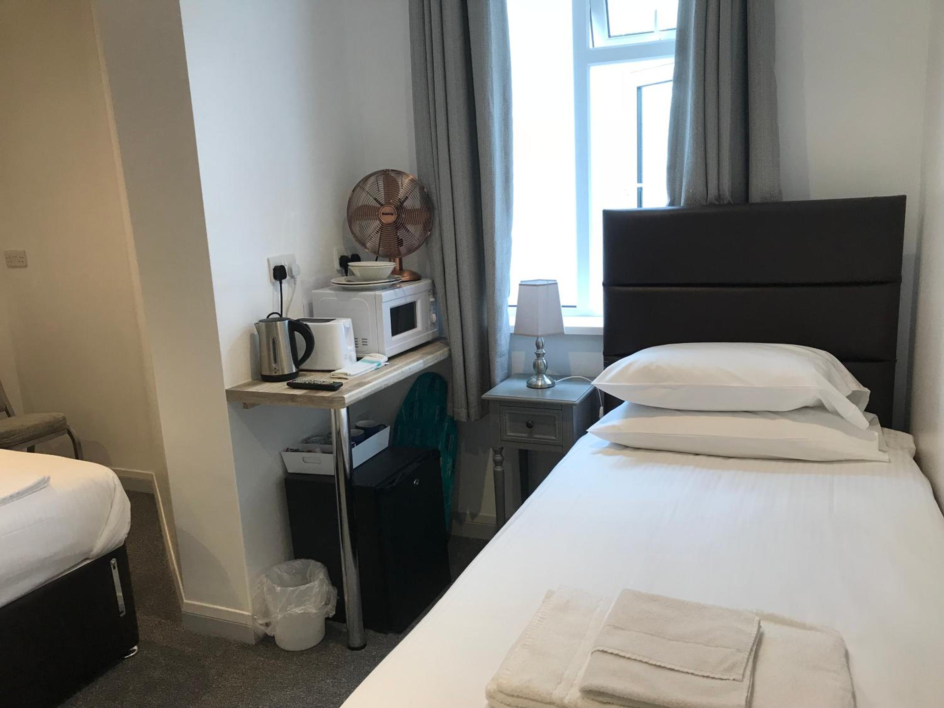 Twin Room with Private Bathroom - Photo 1