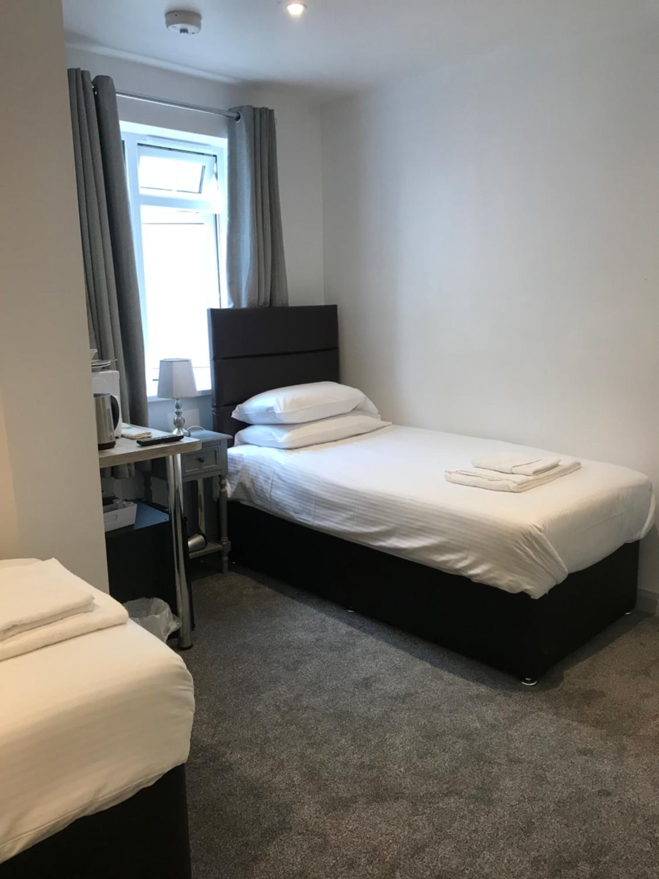 Twin Room with Private Bathroom - Photo 7