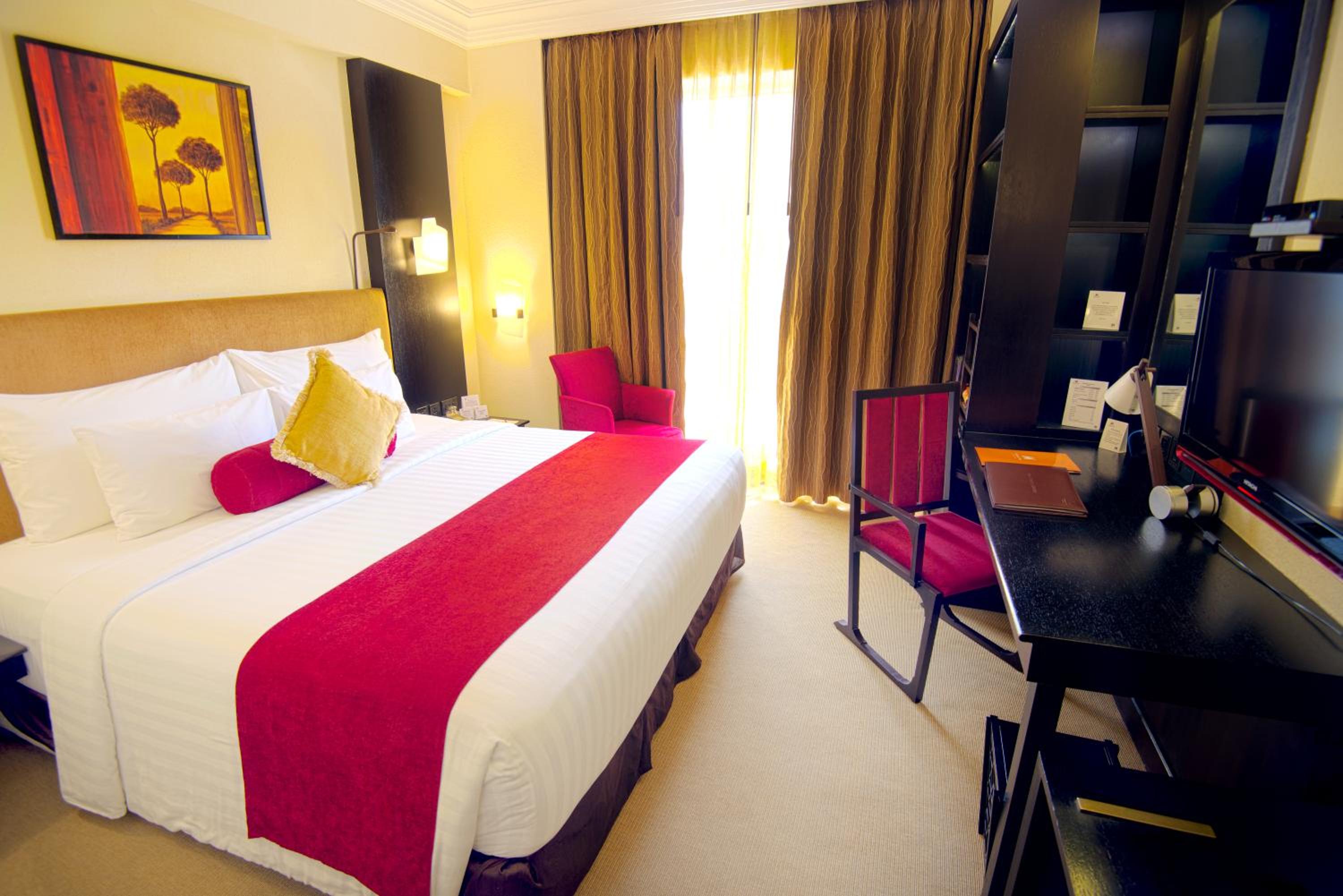 Executive Room with Complimentary evening Hi Tea (from 4pm to 6pm) and 15% Discount on F&B - Photo 1