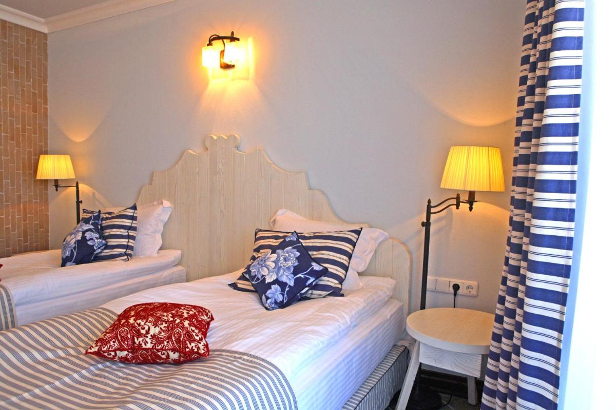 Double Room with Balcony and Side Sea View photo 3