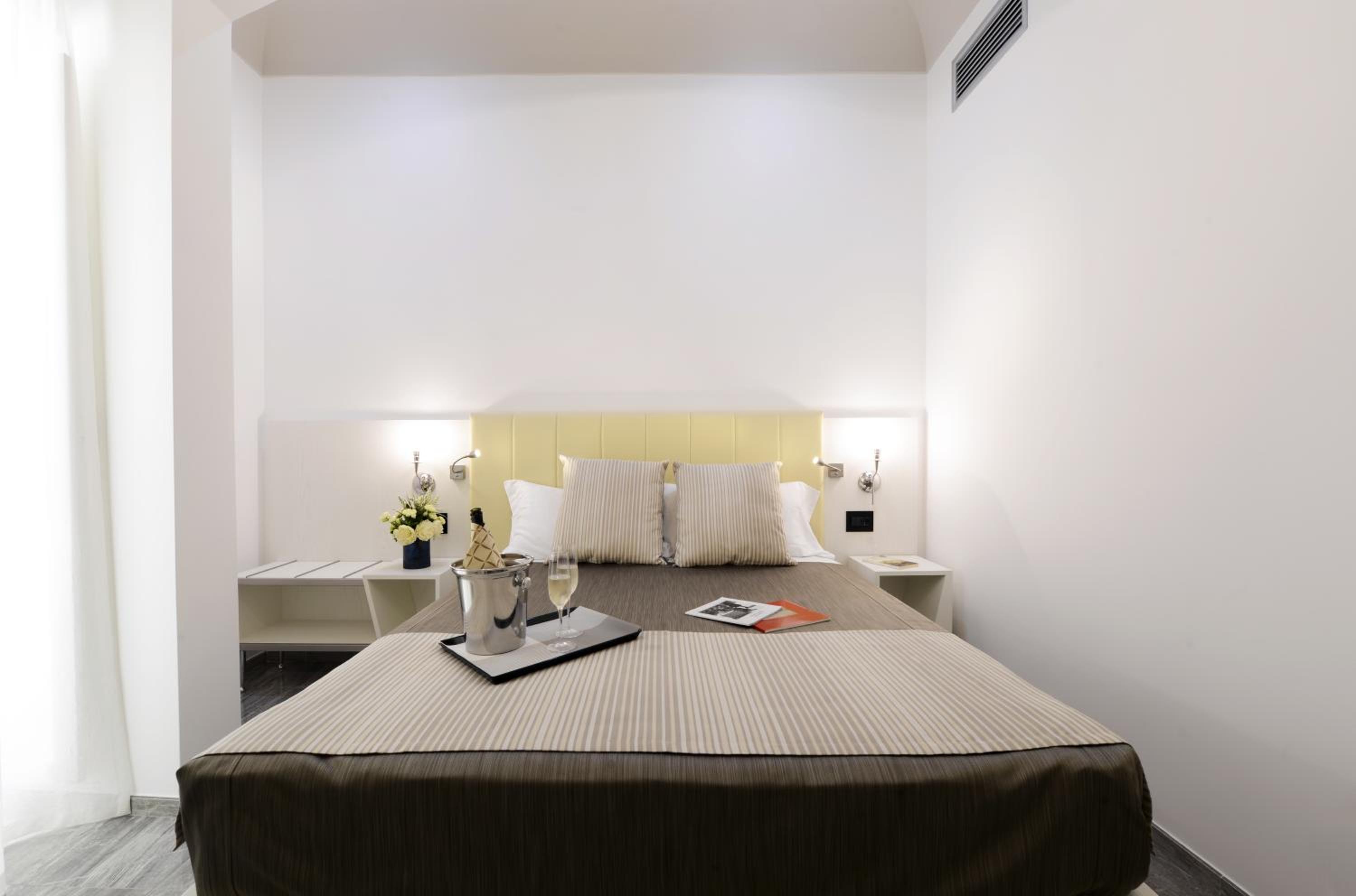 Classic Room, Multiple Beds, Non Smoking (Converts to 2 Twin Beds) thumbnail 6