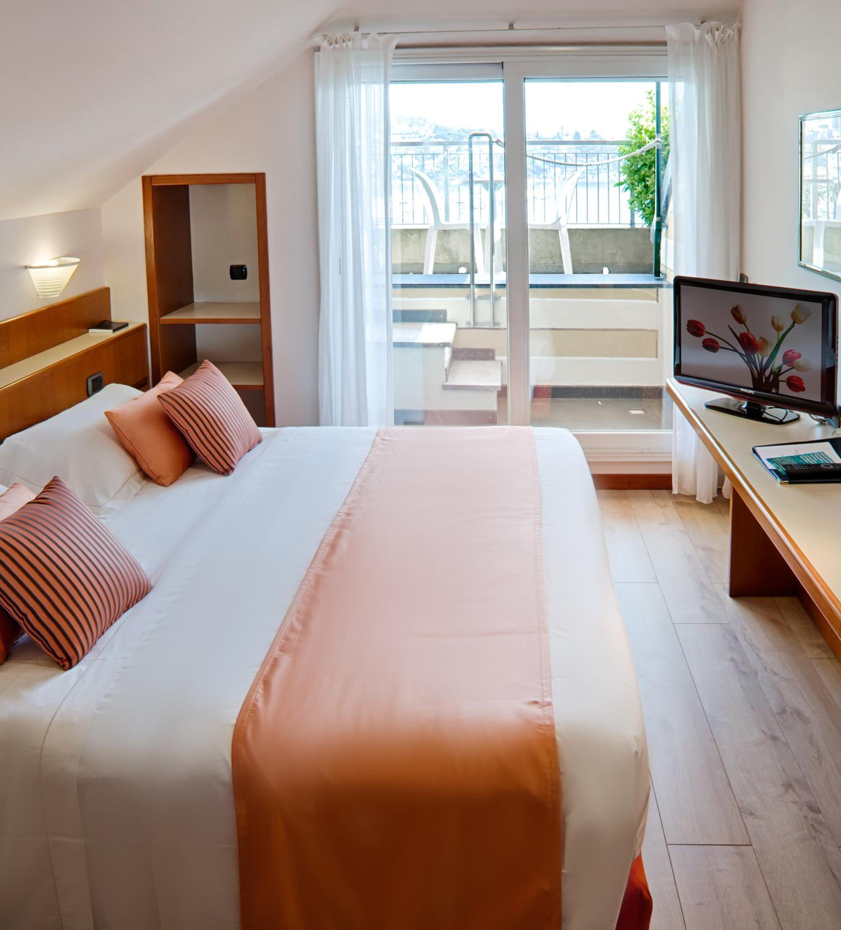 Deluxe Triple Room with Two Balconies and Sea View - Non-Smoking photo 1