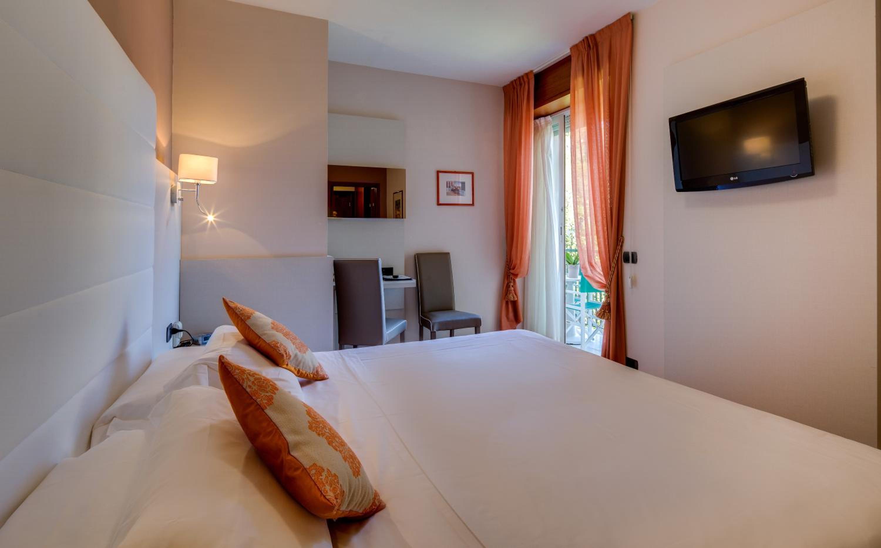 Queen Room with Sea View - Photo 7