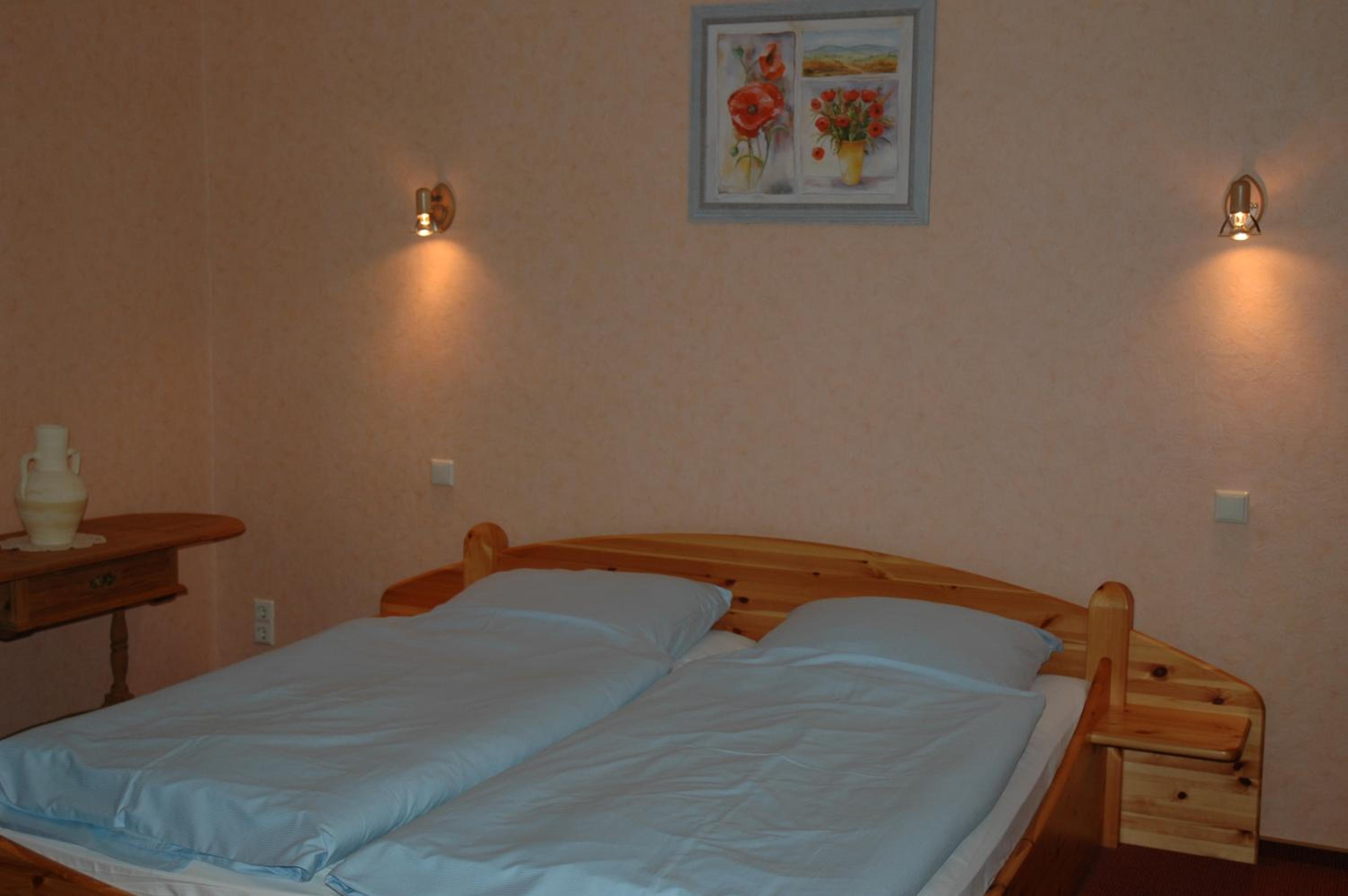 Standard Twin Room - Photo 10