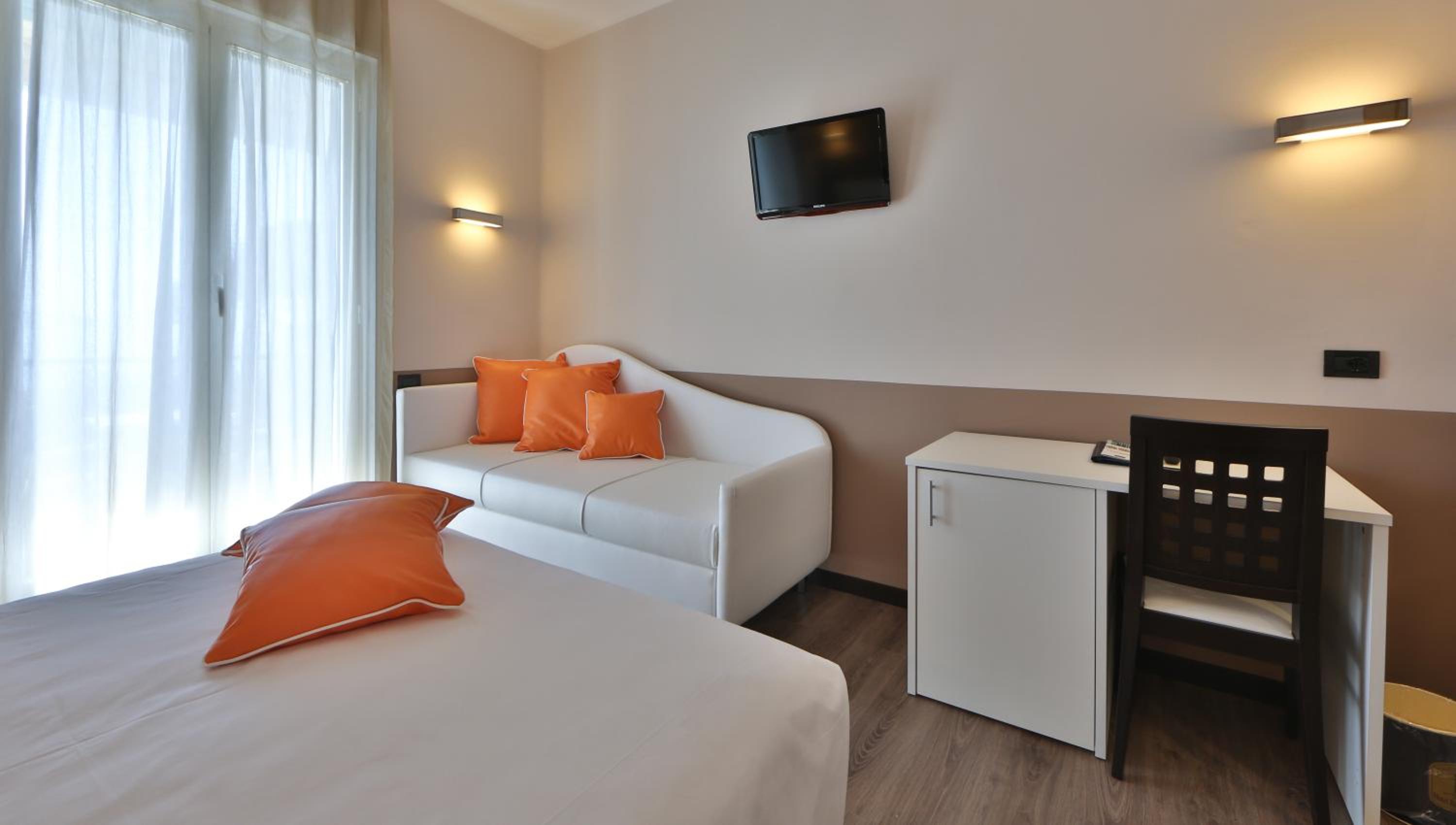 Room with Queen and Single Bed - Sea View - Photo 10