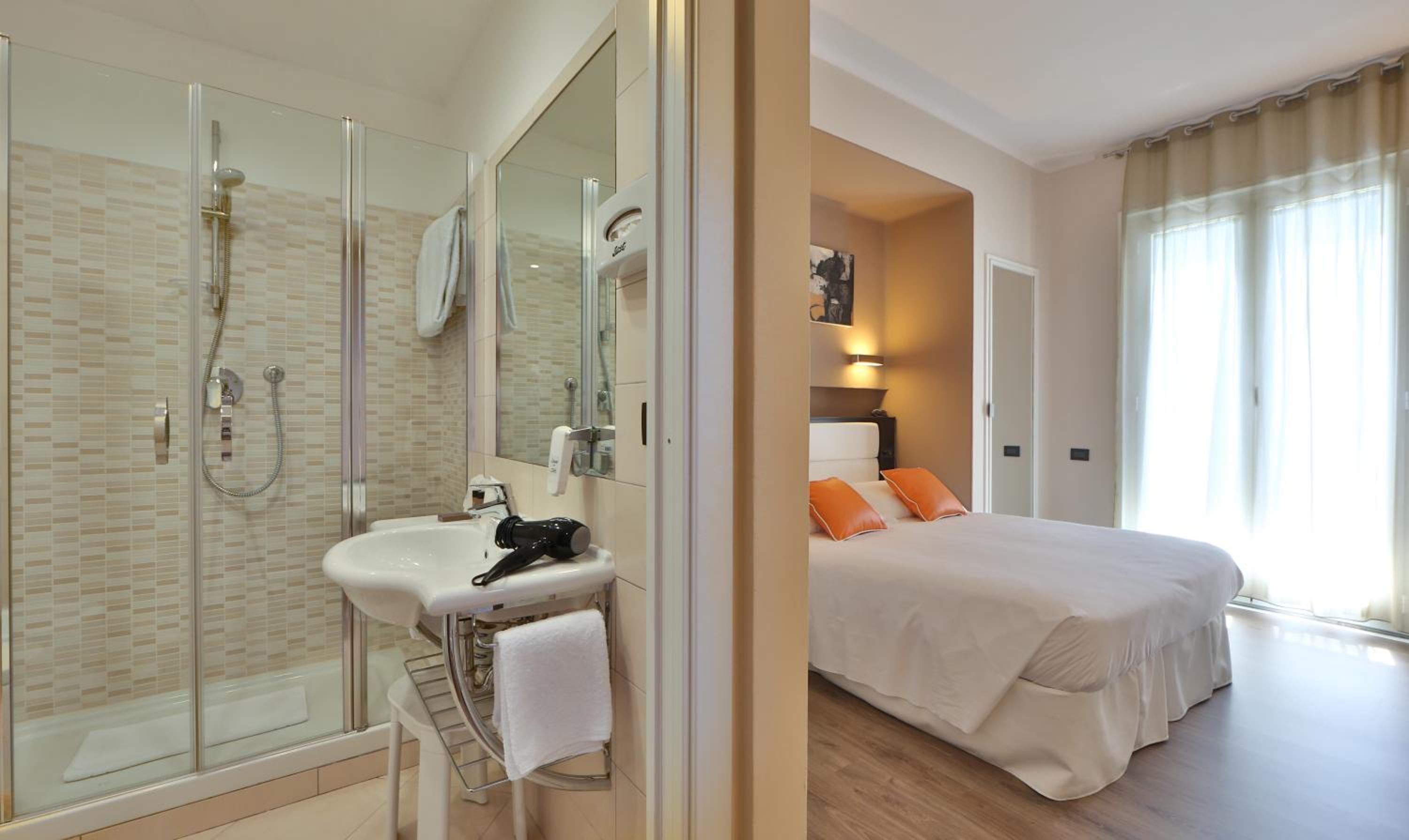 Room with Queen and Single Bed - Sea View - Photo 8