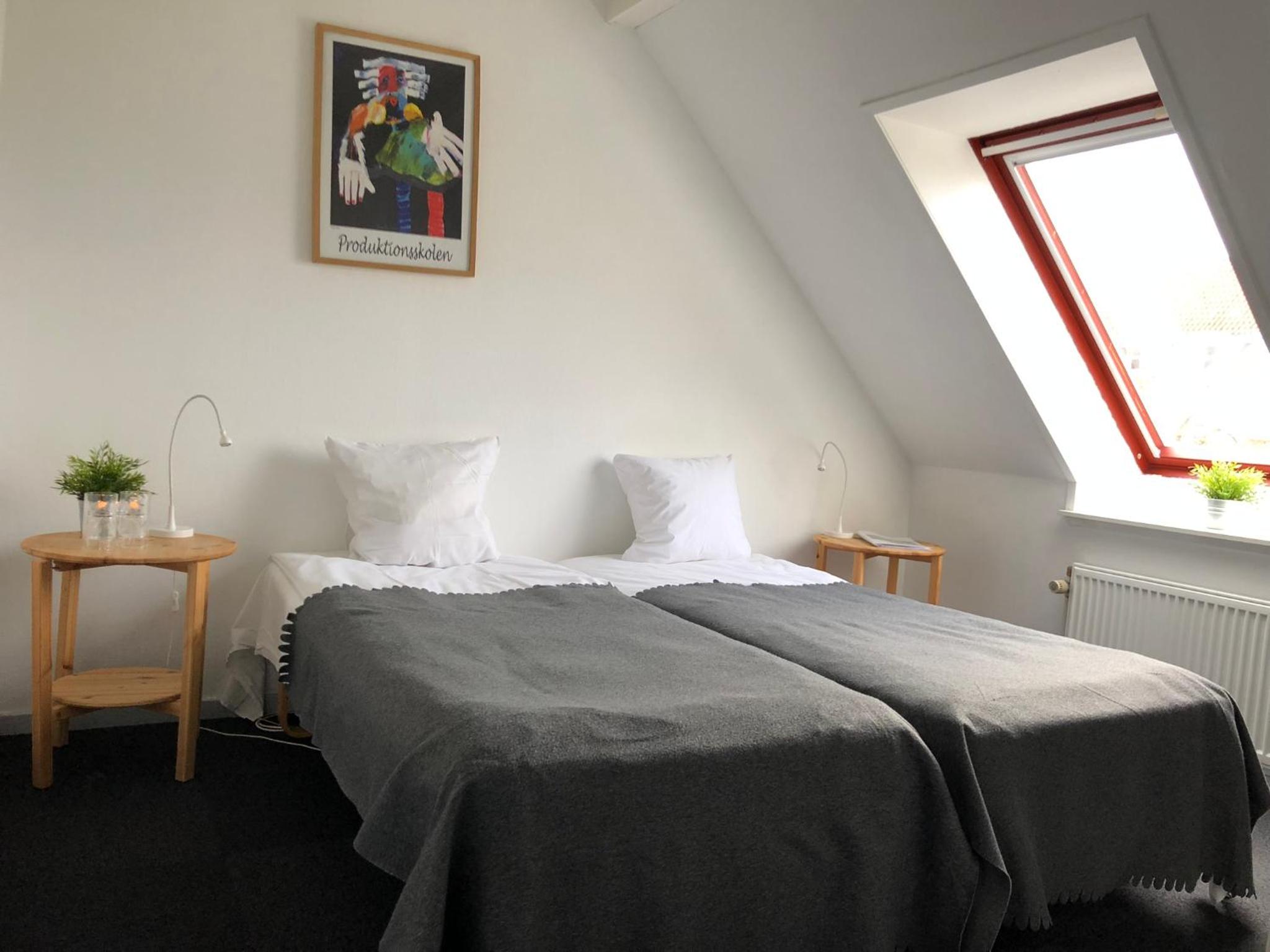 Twin Room with Private Bathroom - Photo 7