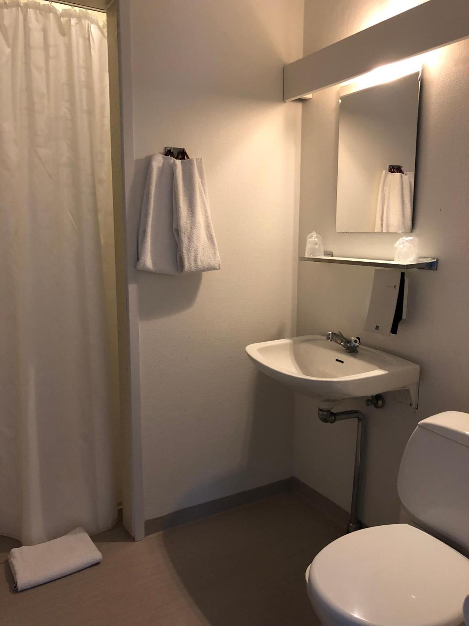 Twin Room with Private Bathroom - Photo 8