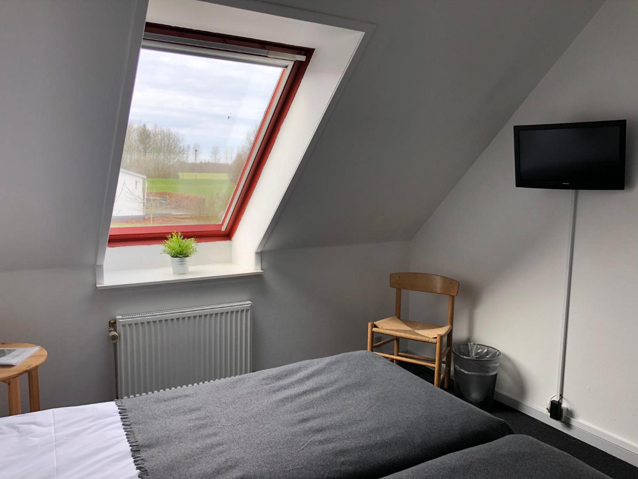 Twin Room with Private Bathroom - Photo 9