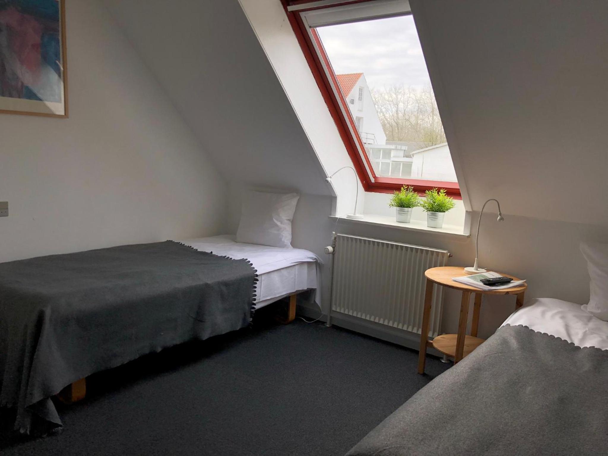 Twin Room with Private Bathroom - Photo 4