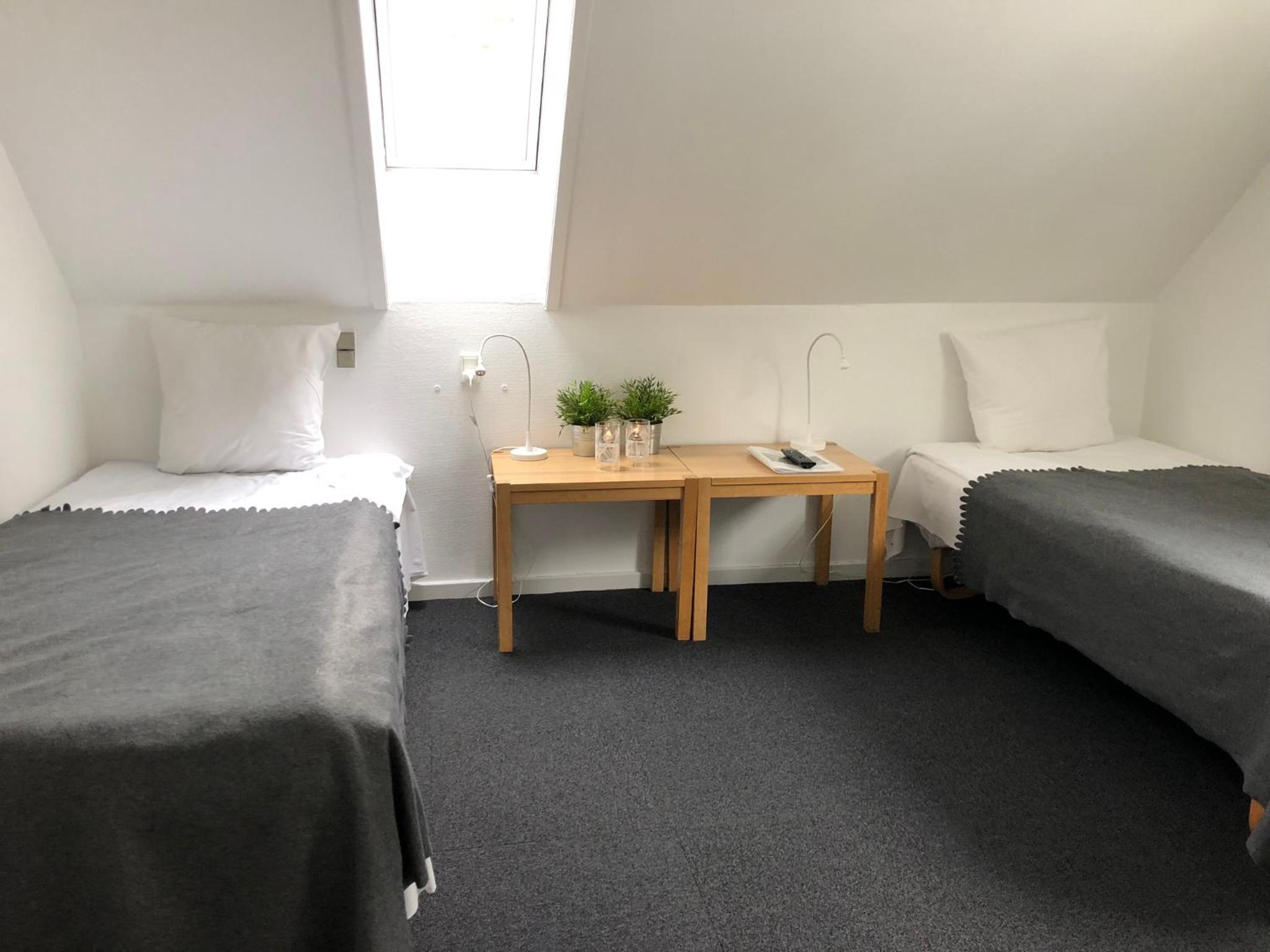 Twin Room with Private Bathroom - Photo 2