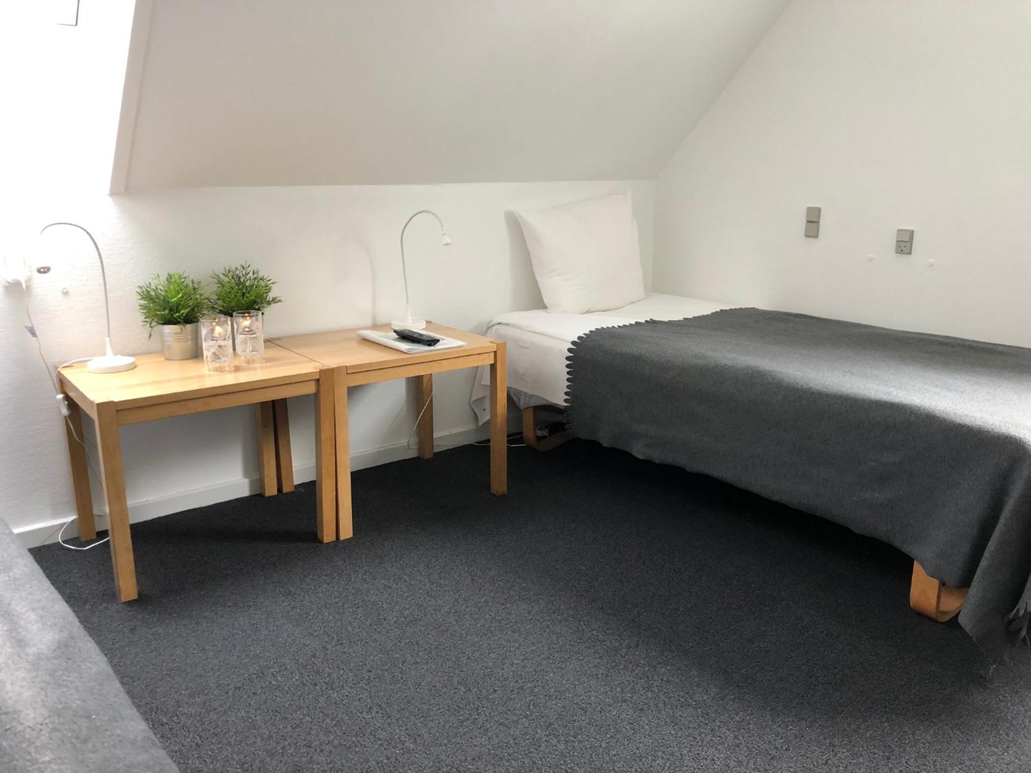 Twin Room with Private Bathroom - Photo 6