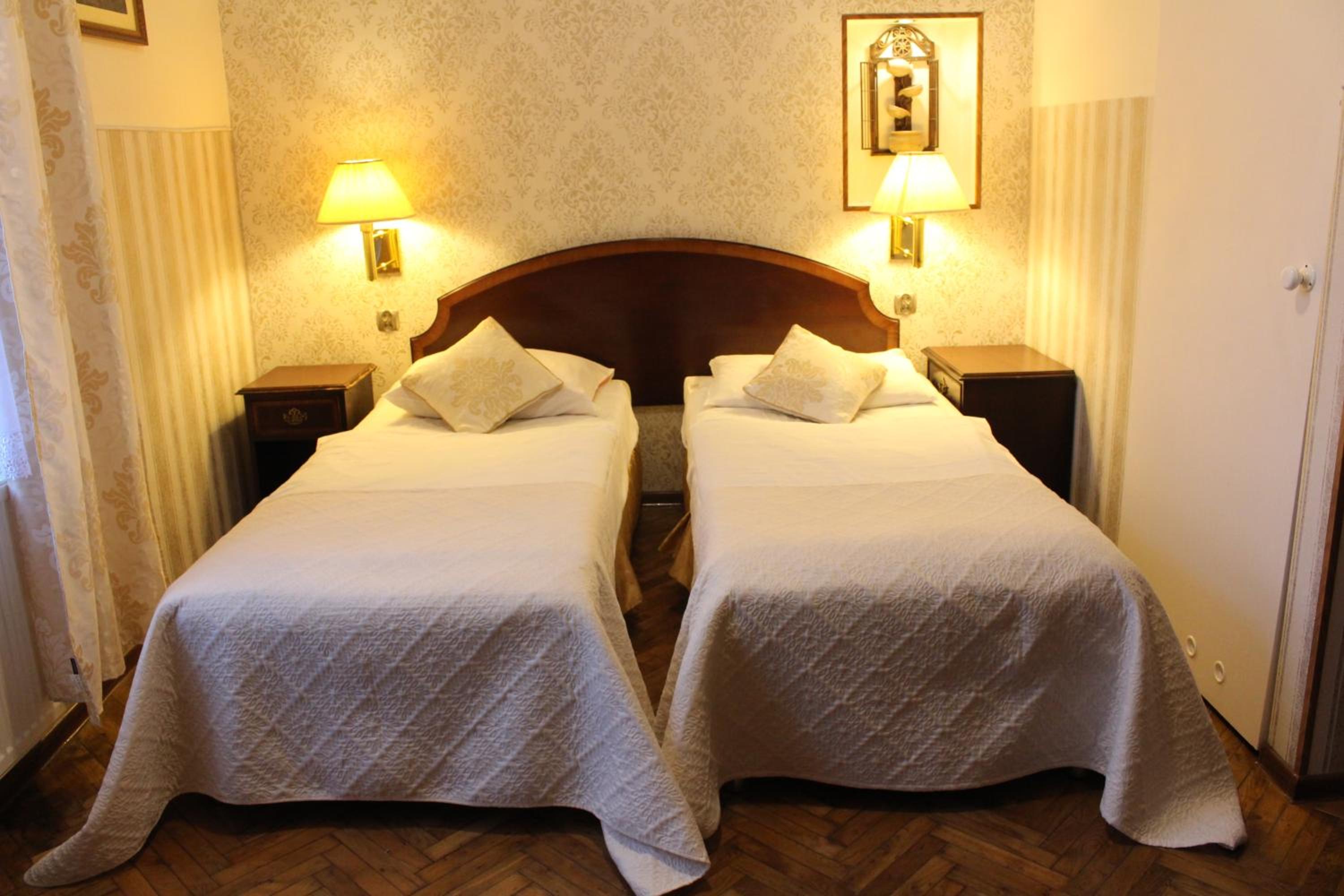 Double or Twin Room - Photo 11