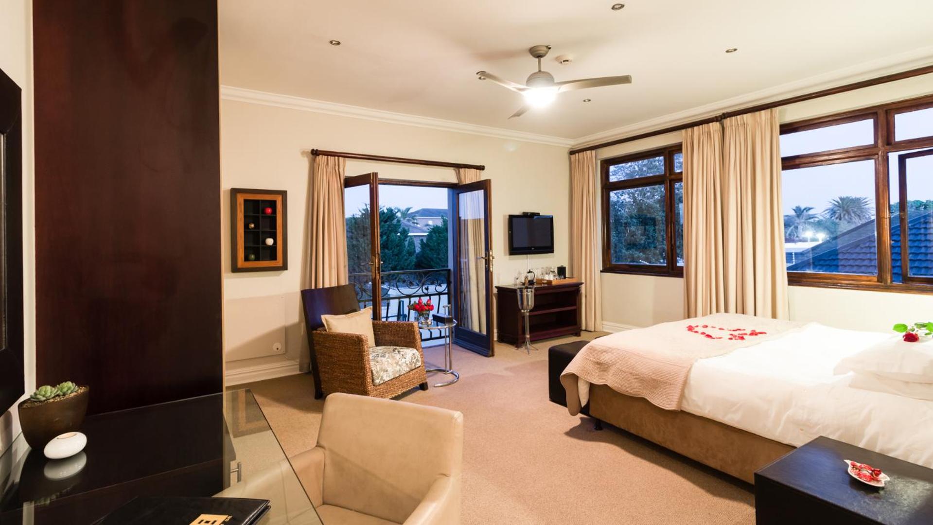 Executive Suite - Photo 5