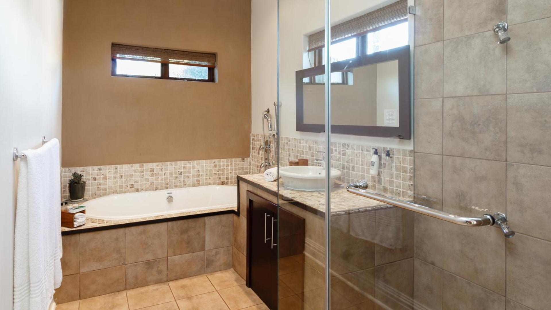 Executive Suite - Photo 15