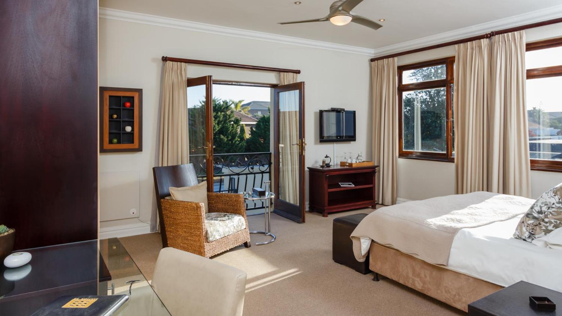 Executive Suite - Photo 6