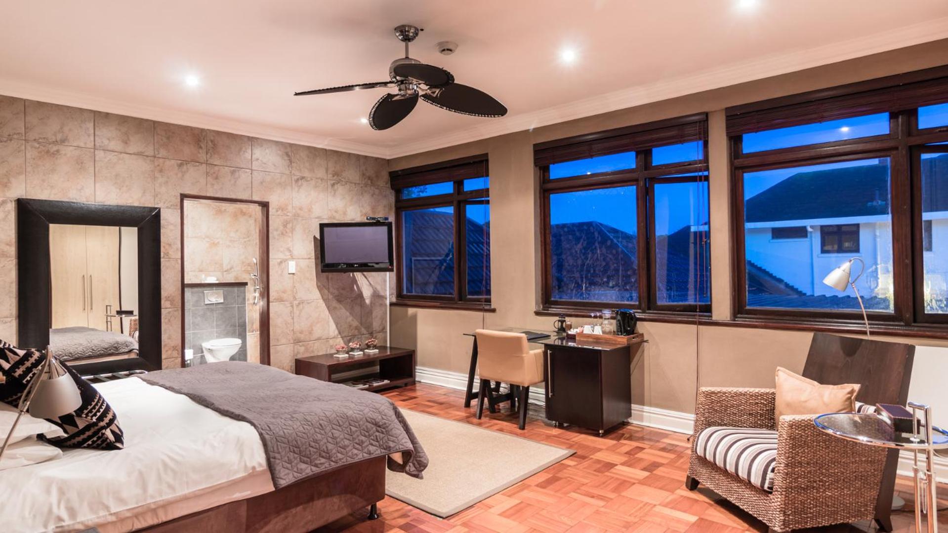 Executive Suite - Photo 2