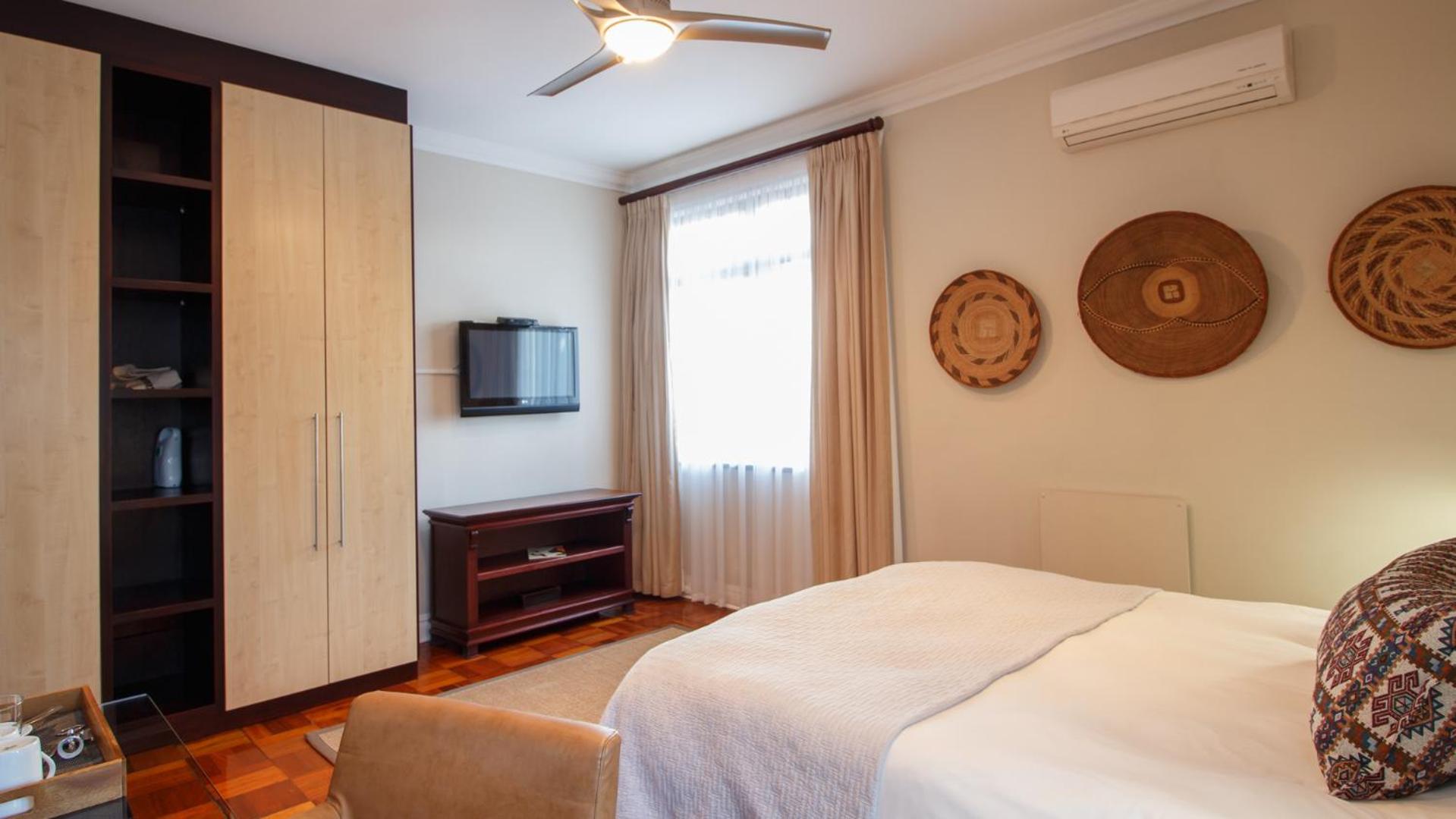 Executive Suite - Photo 18