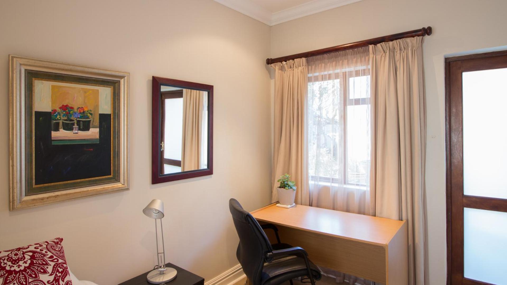 Single Room with Bathroom photo 2